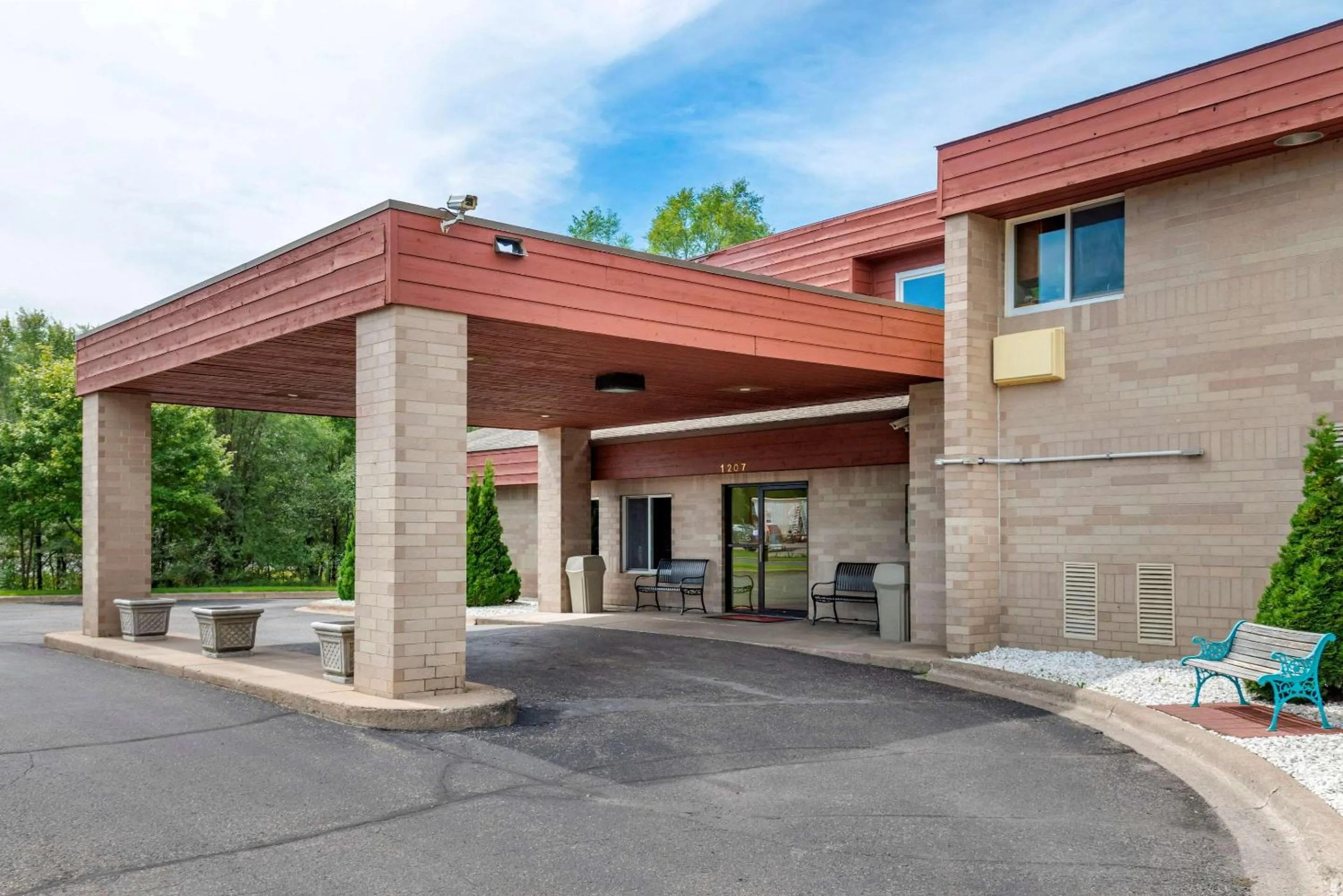 Property Building in Econo Lodge River Falls