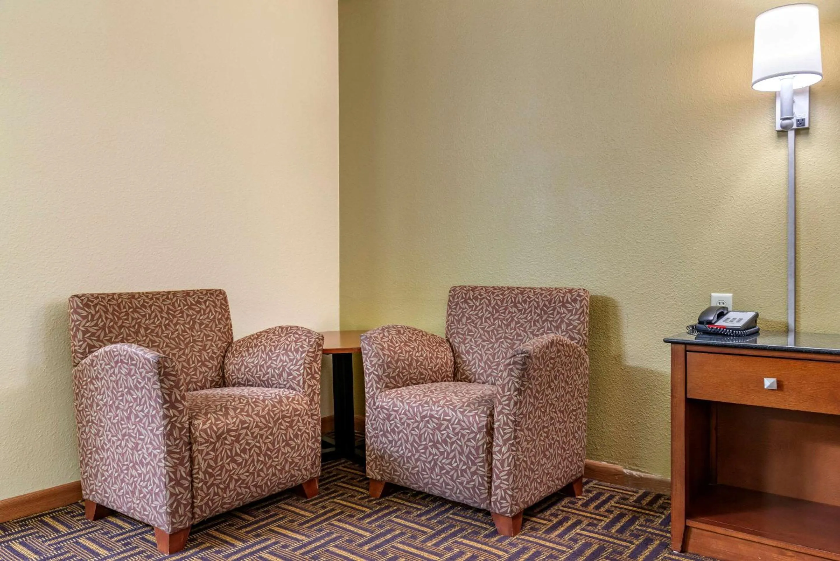 Photo of the whole room, Seating Area in Econo Lodge River Falls