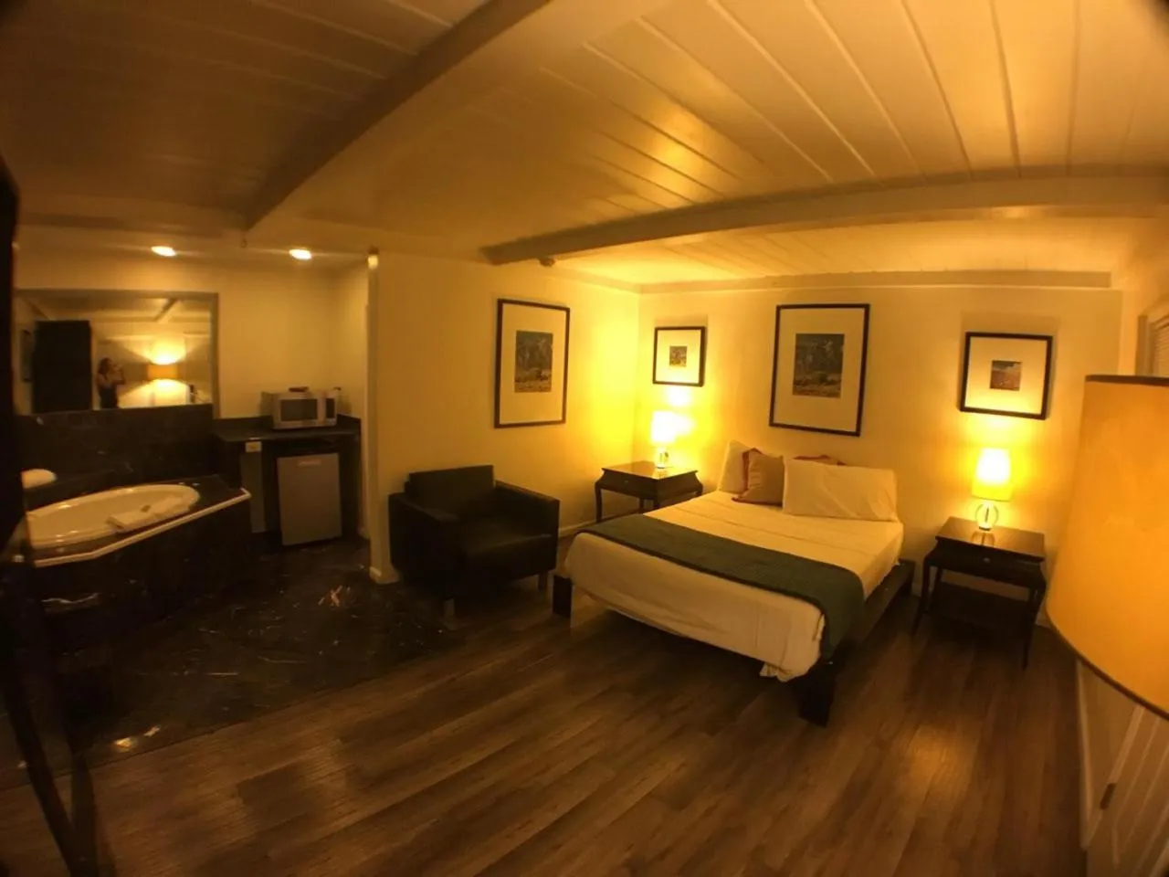 Photo of the whole room, Bed in Sterling Gardens