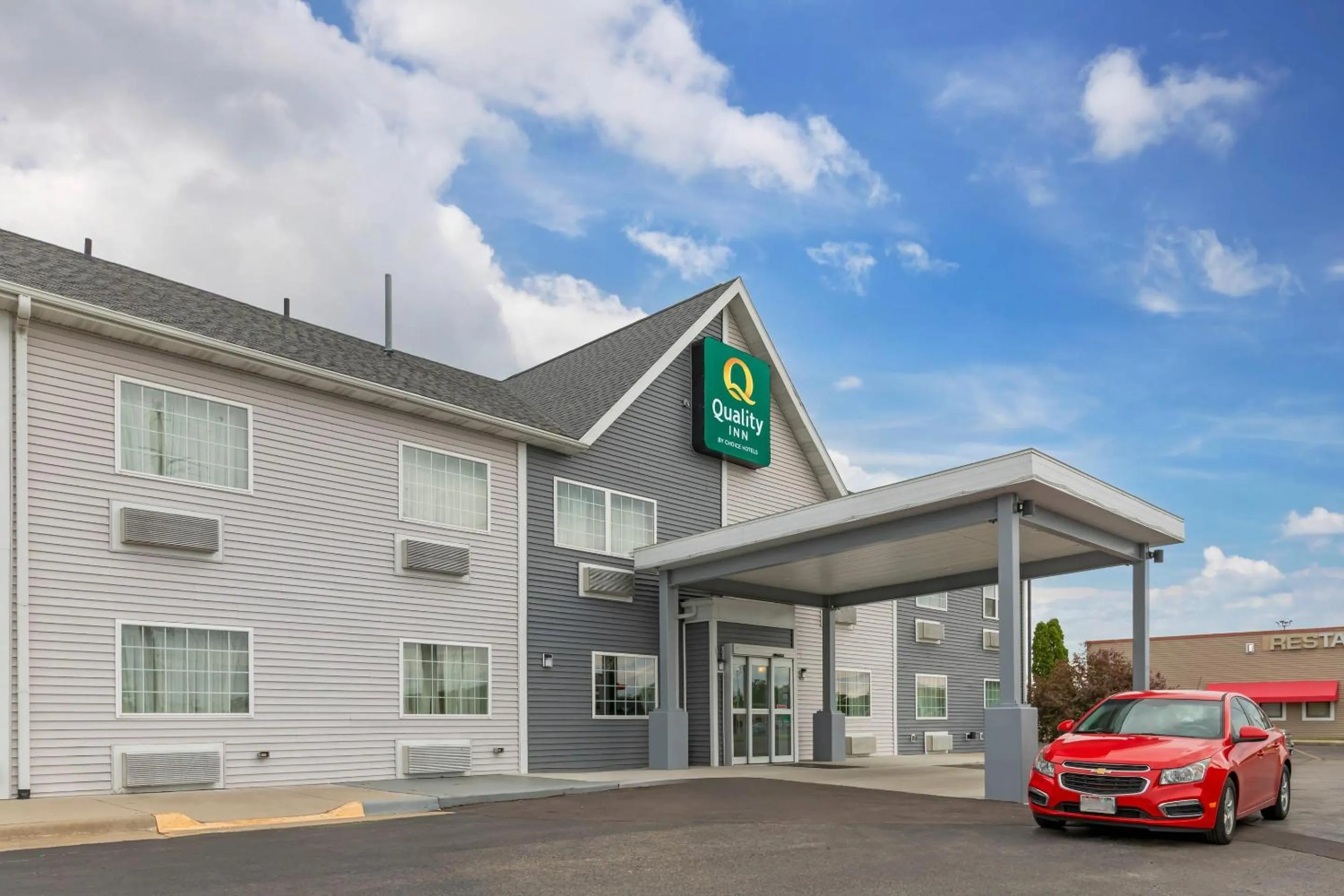 Property building in Quality Inn Mauston I-90