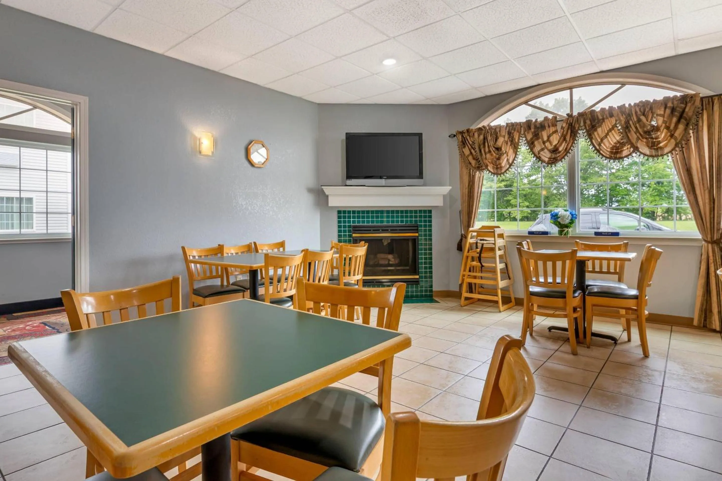 Breakfast in Quality Inn Mauston I-90