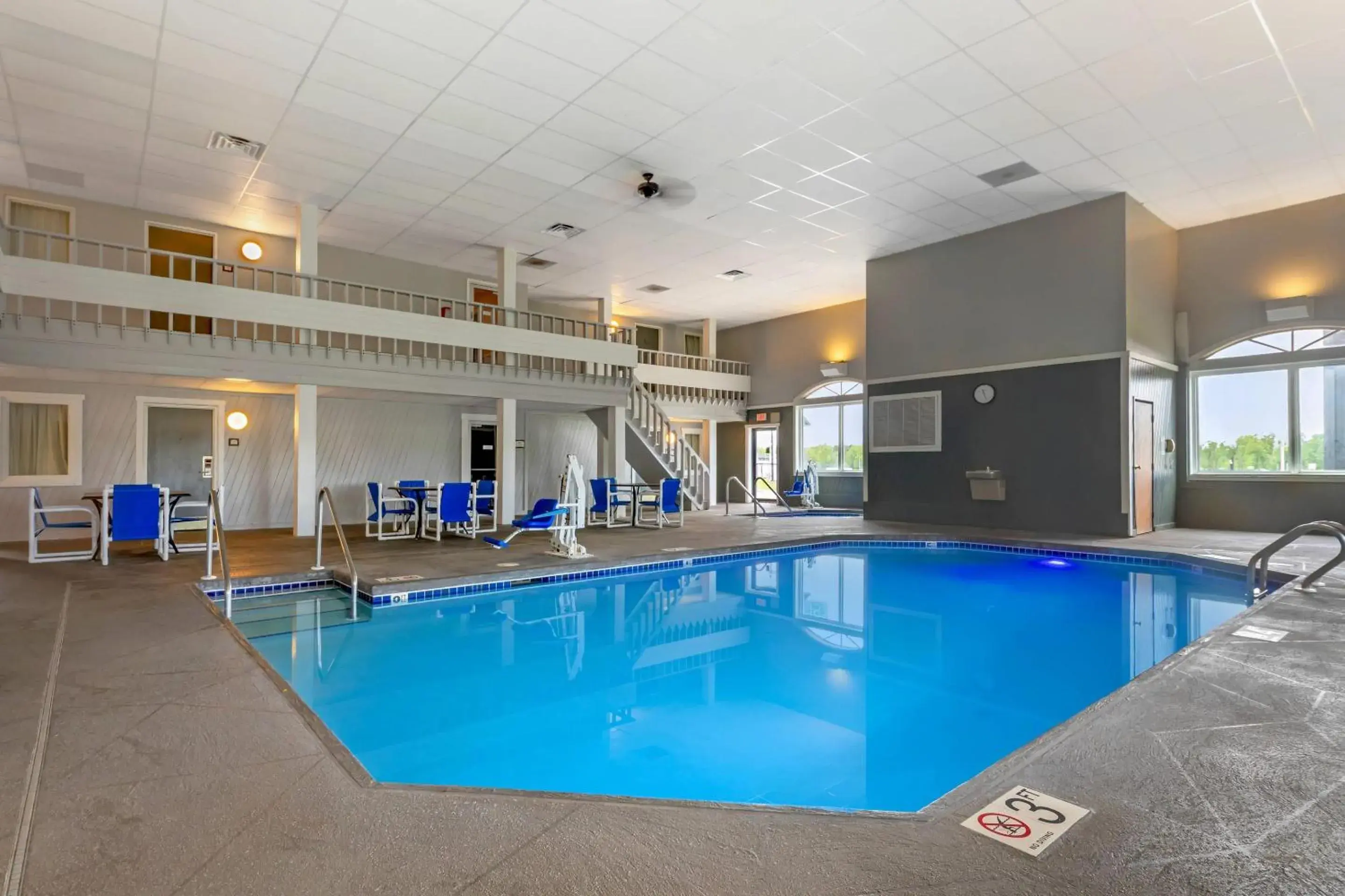 Swimming pool in Quality Inn Mauston I-90 Swimming pool in Quality Inn Mauston I-90