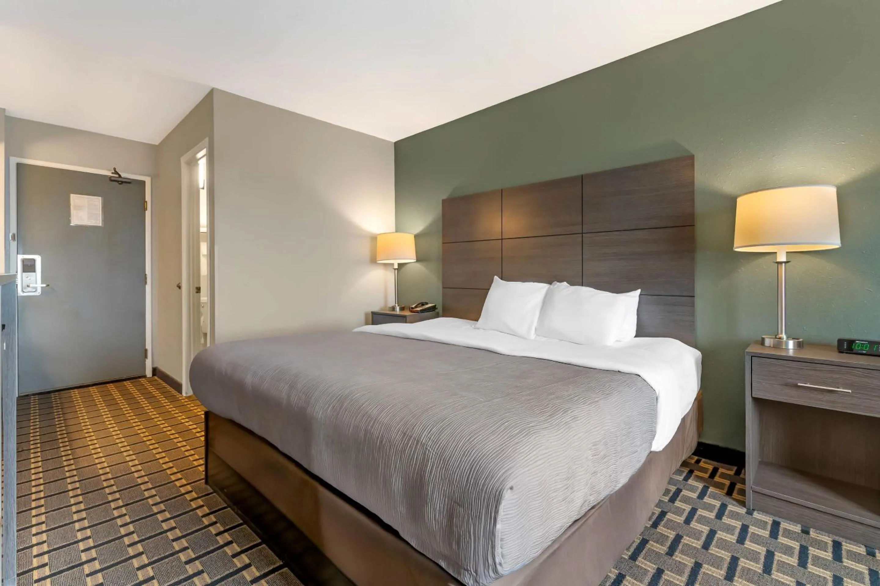 Bedroom, Bed in Quality Inn Mauston I-90