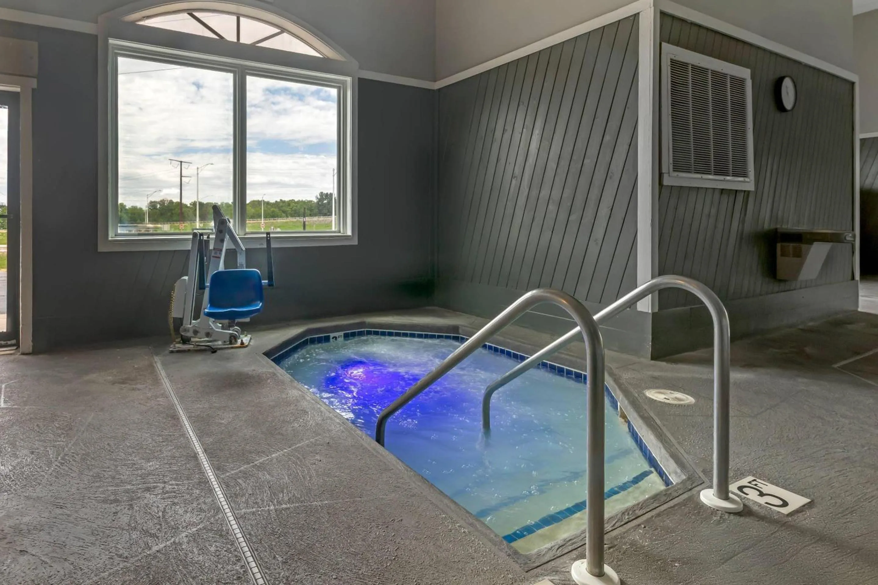 Swimming pool in Quality Inn Mauston I-90
