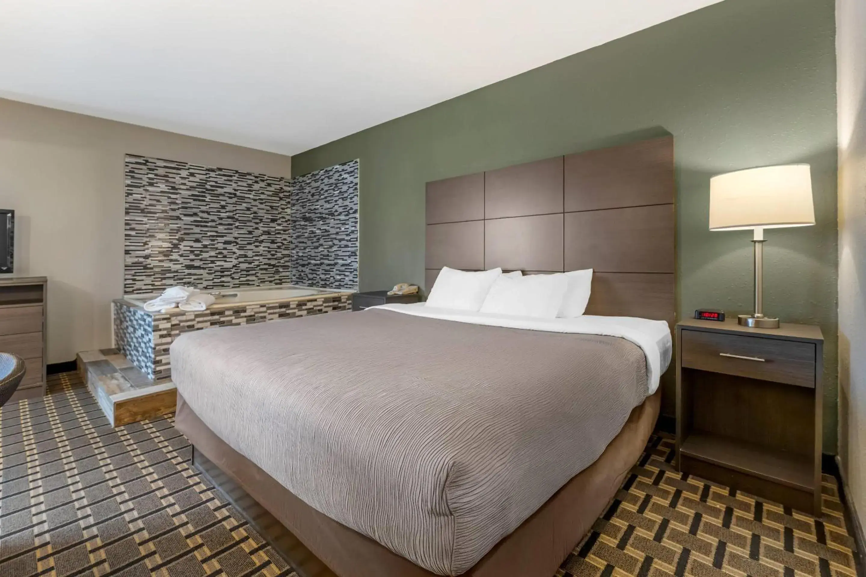 Bedroom, Bed in Quality Inn Mauston I-90 Bedroom, Bed in Quality Inn Mauston I-90