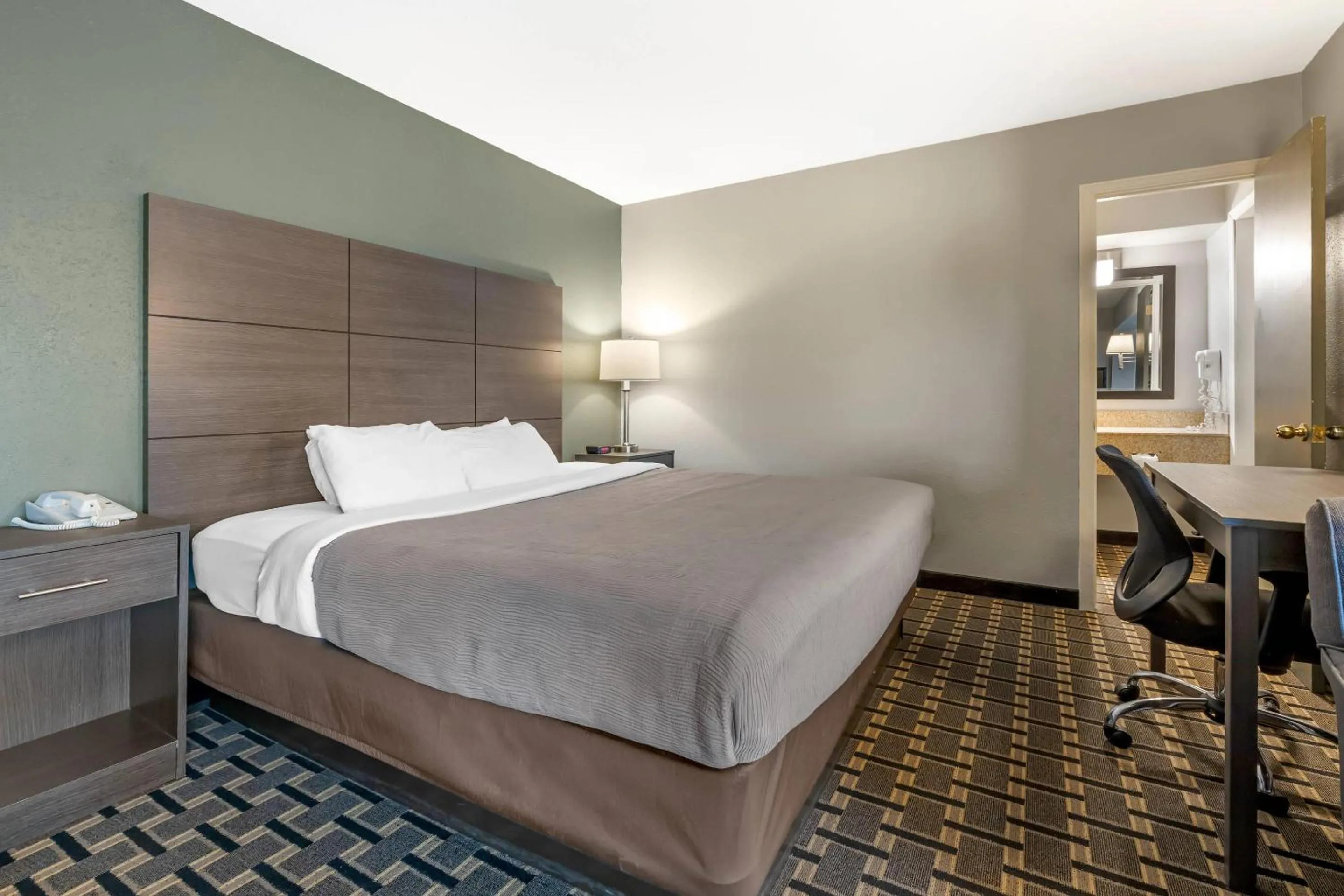 Bedroom, Bed in Quality Inn Mauston I-90