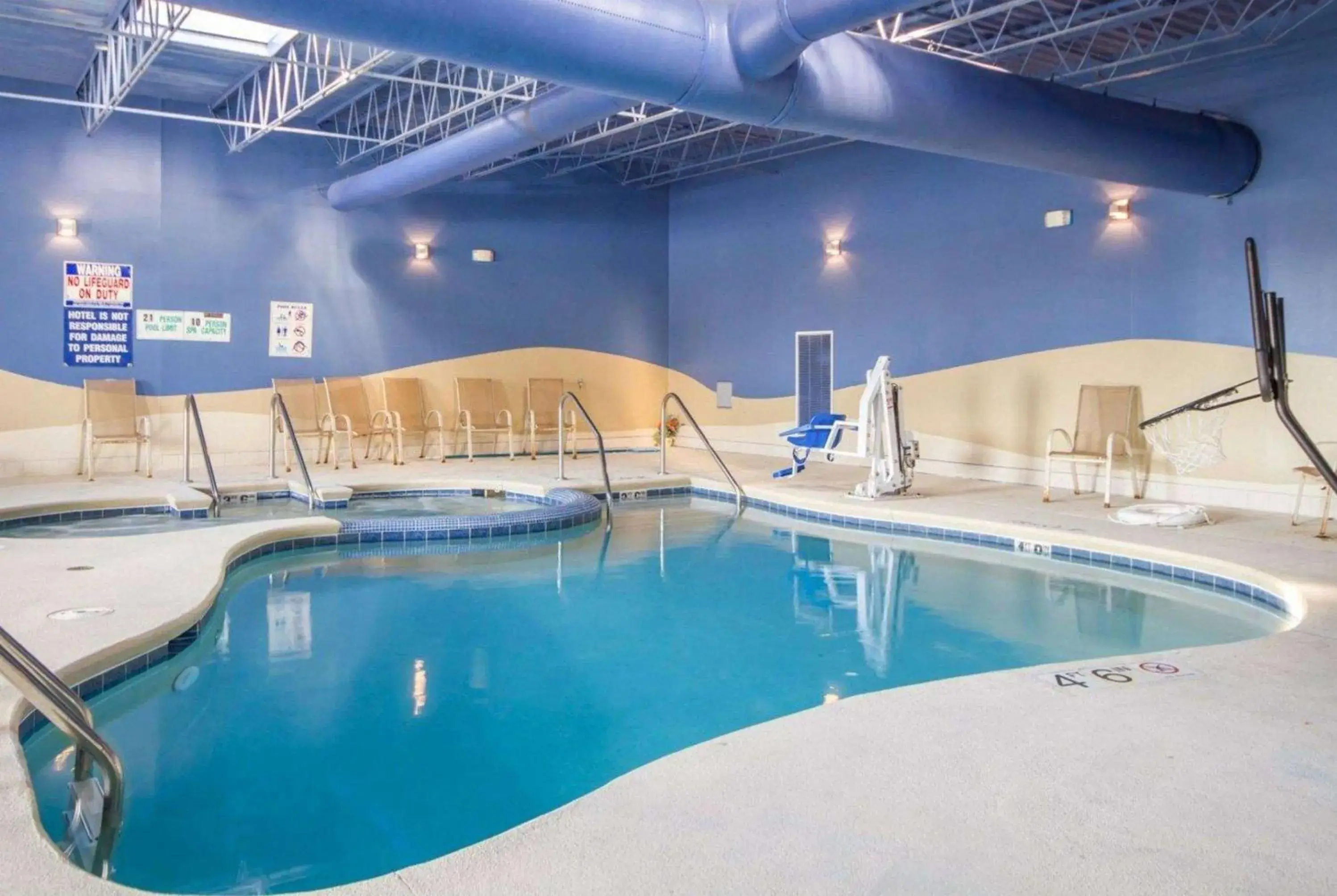 Swimming pool in Wingate by Wyndham Sheboygan Swimming pool in Wingate by Wyndham Sheboygan