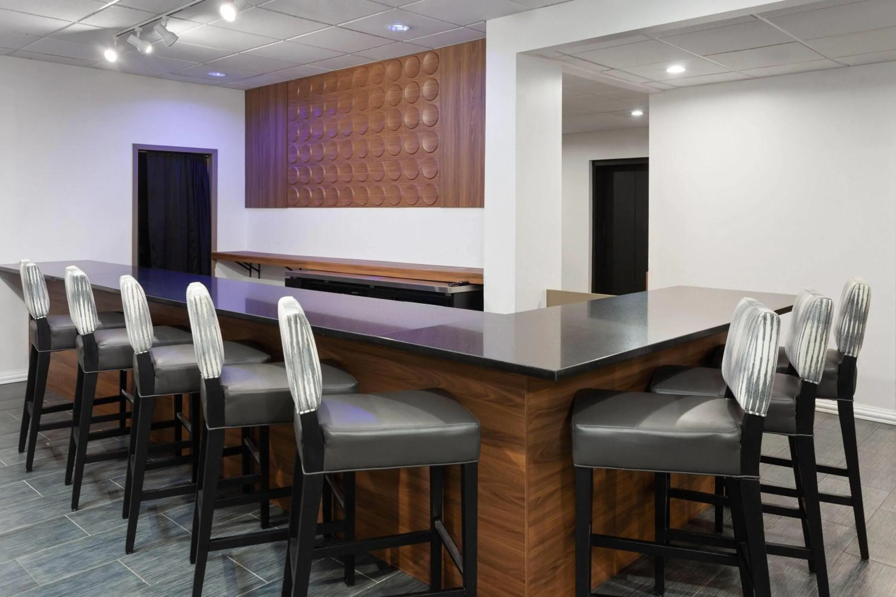 Lounge or bar in Wingate by Wyndham Sheboygan