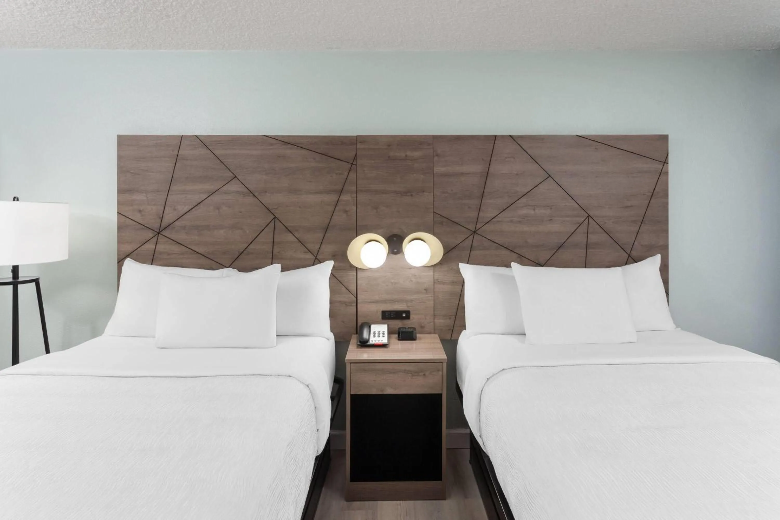 Photo of the whole room, Bed in Wingate by Wyndham Sheboygan