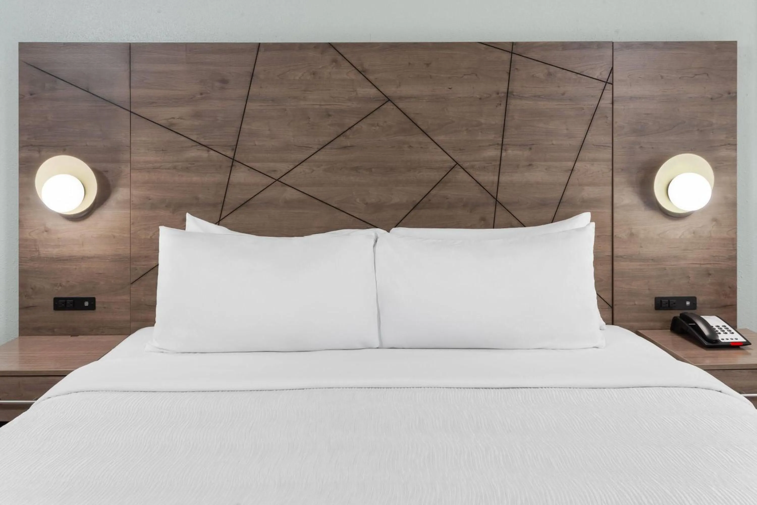 Photo of the whole room, Bed in Wingate by Wyndham Sheboygan