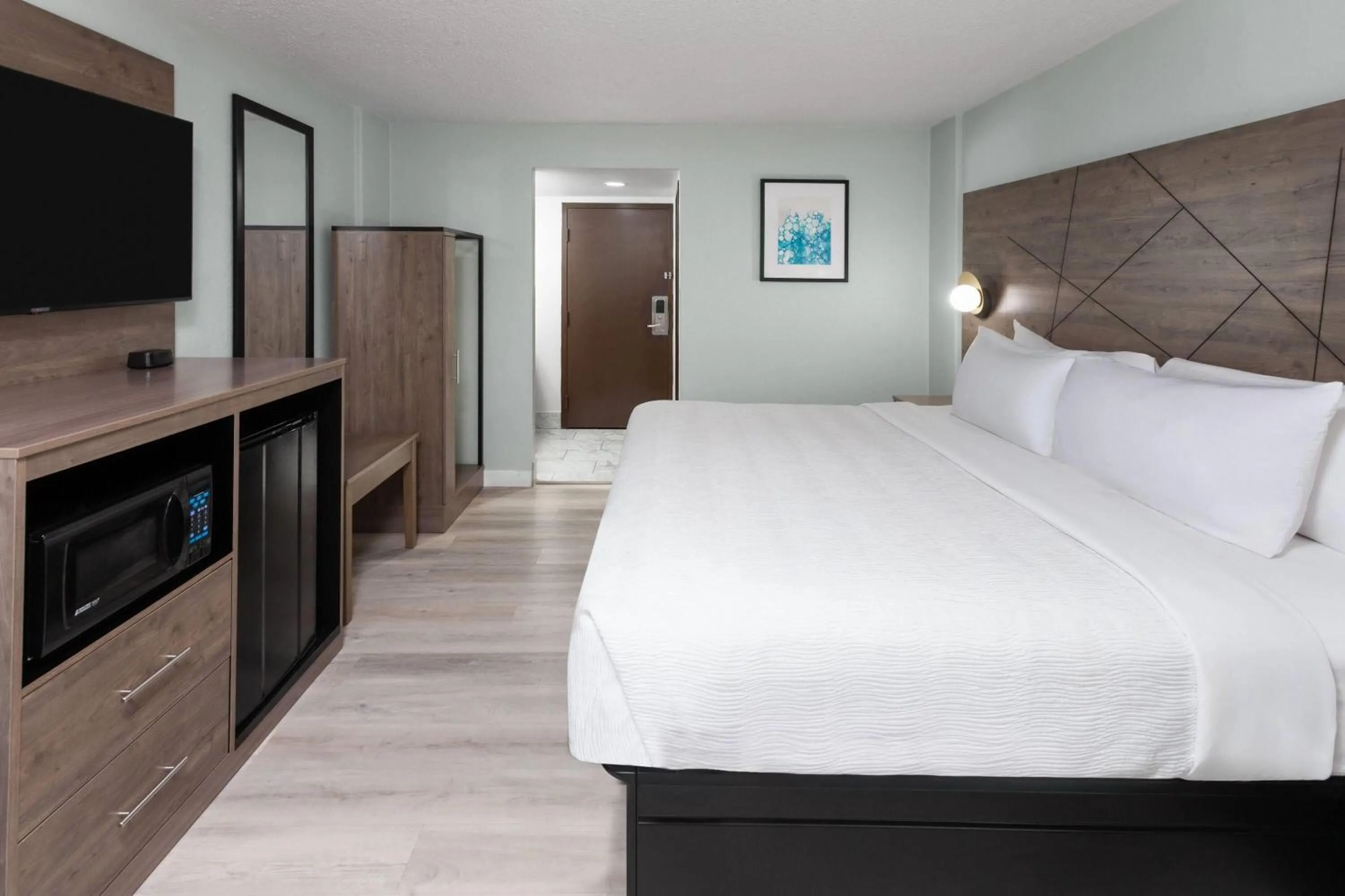 Photo of the whole room, Bed in Wingate by Wyndham Sheboygan