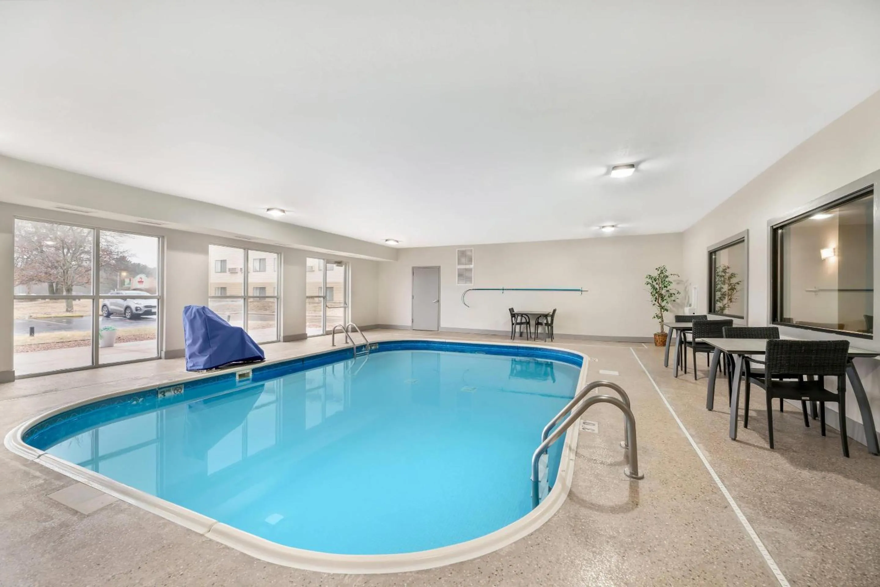 Swimming pool in Comfort Inn & Suites