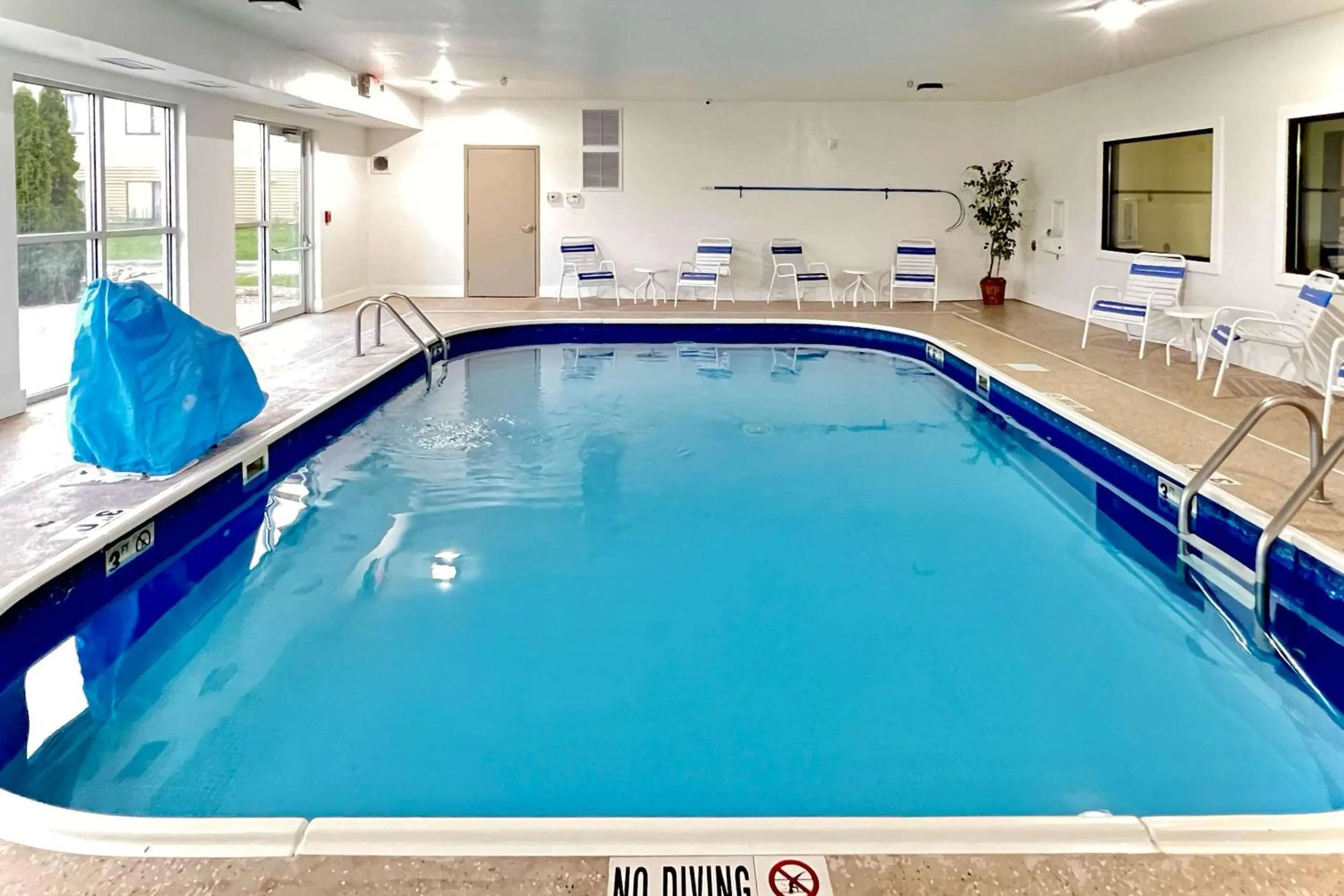 Swimming pool in Quality Inn & Suites Wisconsin Dells Downtown - Waterparks Area