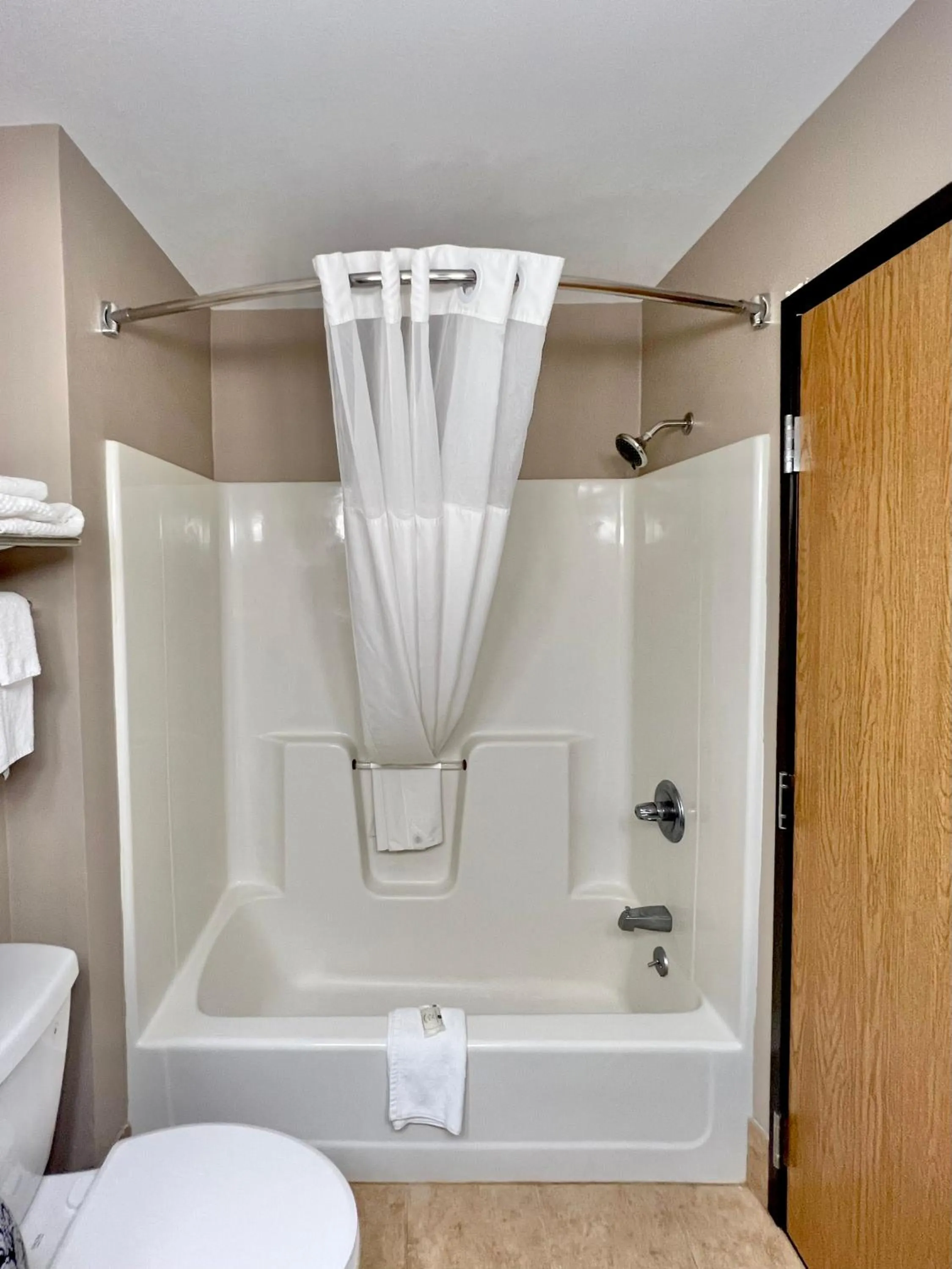 Shower in Quality Inn & Suites Wisconsin Dells Downtown - Waterparks Area