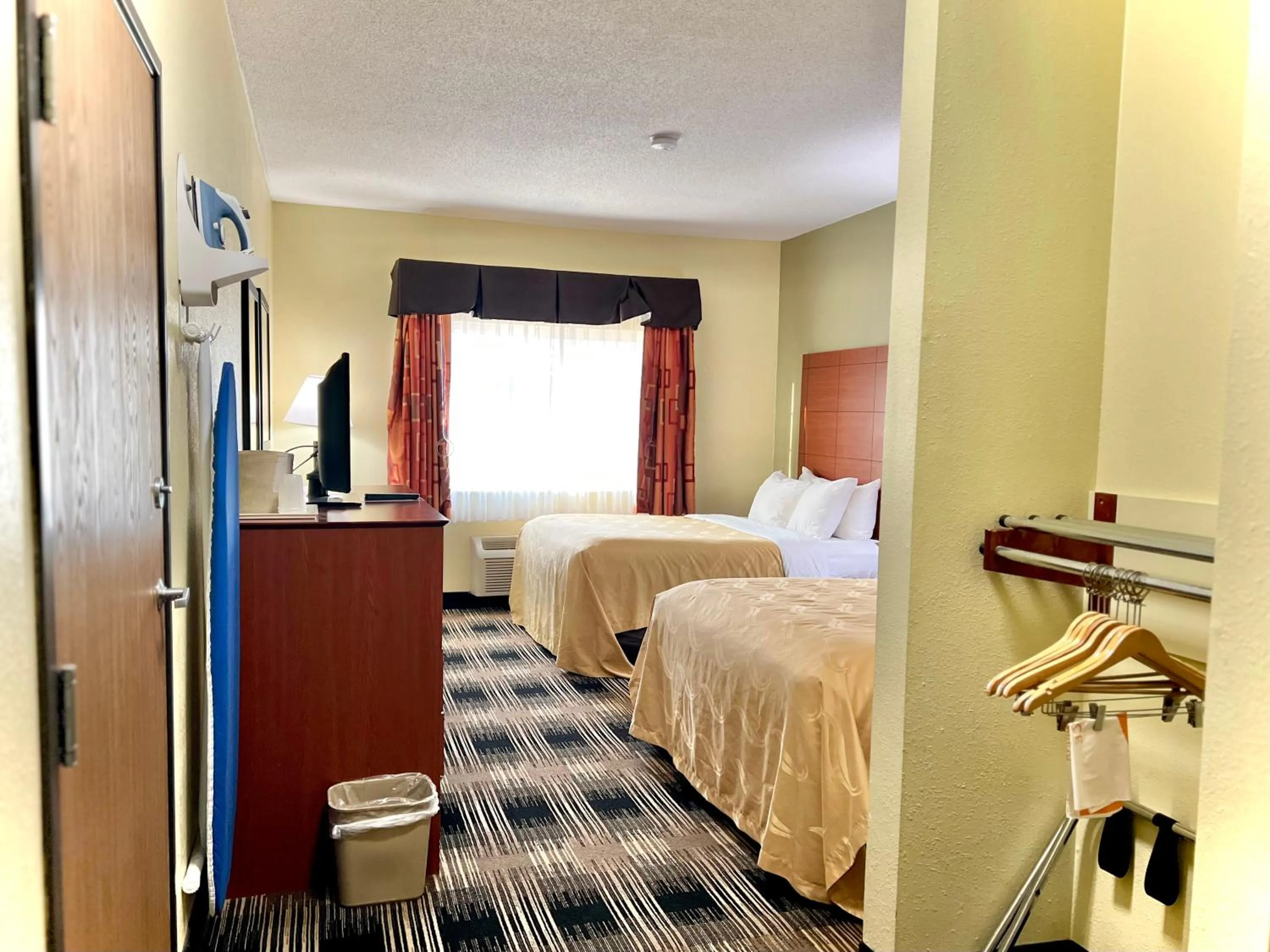 Bed in Quality Inn & Suites Wisconsin Dells Downtown - Waterparks Area