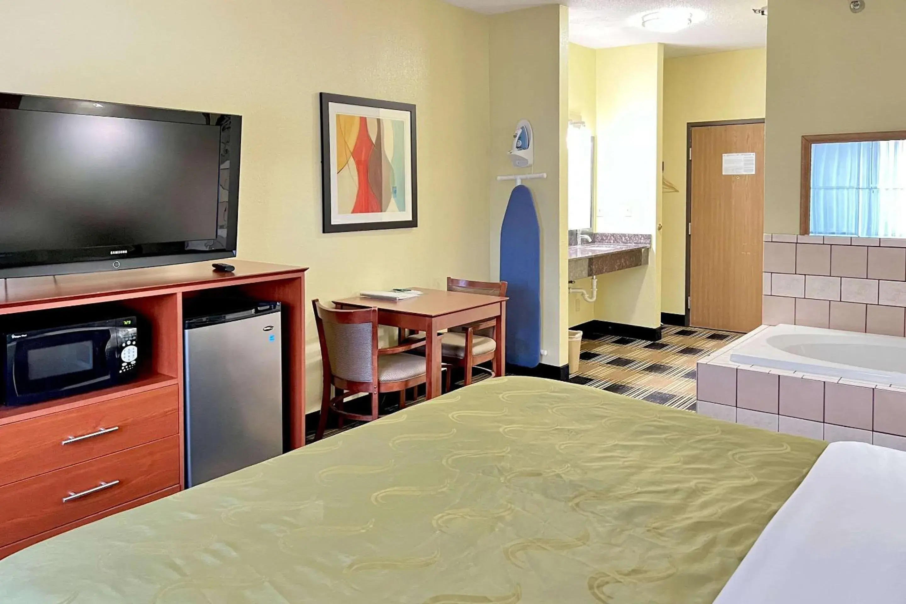 King Room with Whirlpool - Non Smoking/Interior Hall in Quality Inn & Suites Wisconsin Dells Downtown - Waterparks Area King Room with Whirlpool - Non Smoking/Interior Hall in Quality Inn & Suites Wisconsin Dells Downtown - Waterparks Area