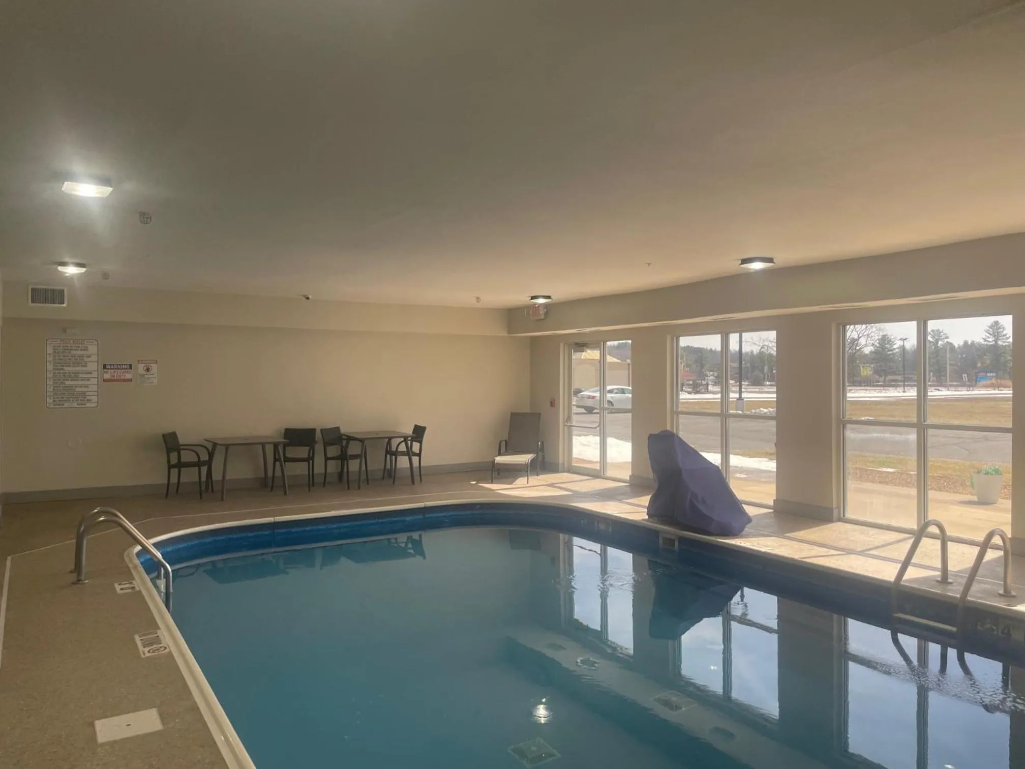 Swimming pool in Comfort Inn & Suites