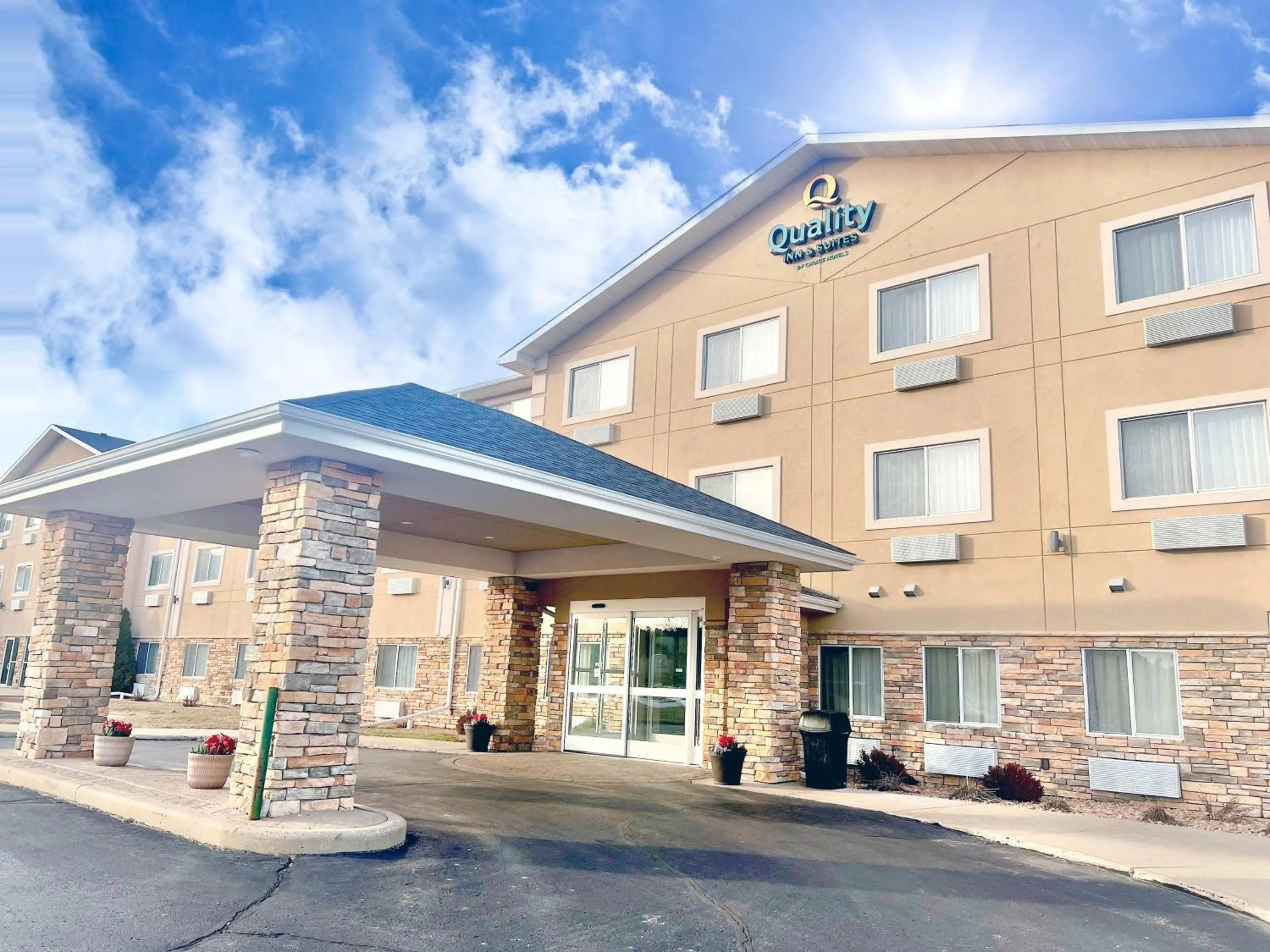 Property building in Quality Inn & Suites Wisconsin Dells Downtown - Waterparks Area