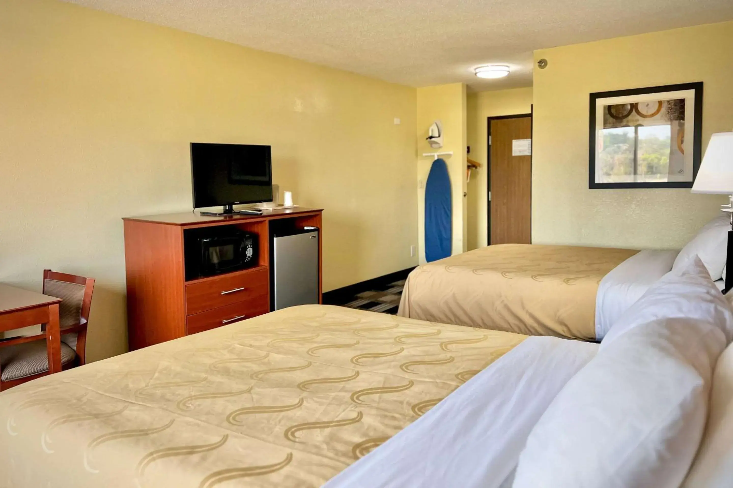 Queen Room with Two Queen Beds - Non-Smoking in Quality Inn & Suites Wisconsin Dells Downtown - Waterparks Area Queen Room with Two Queen Beds - Non-Smoking in Quality Inn & Suites Wisconsin Dells Downtown - Waterparks Area