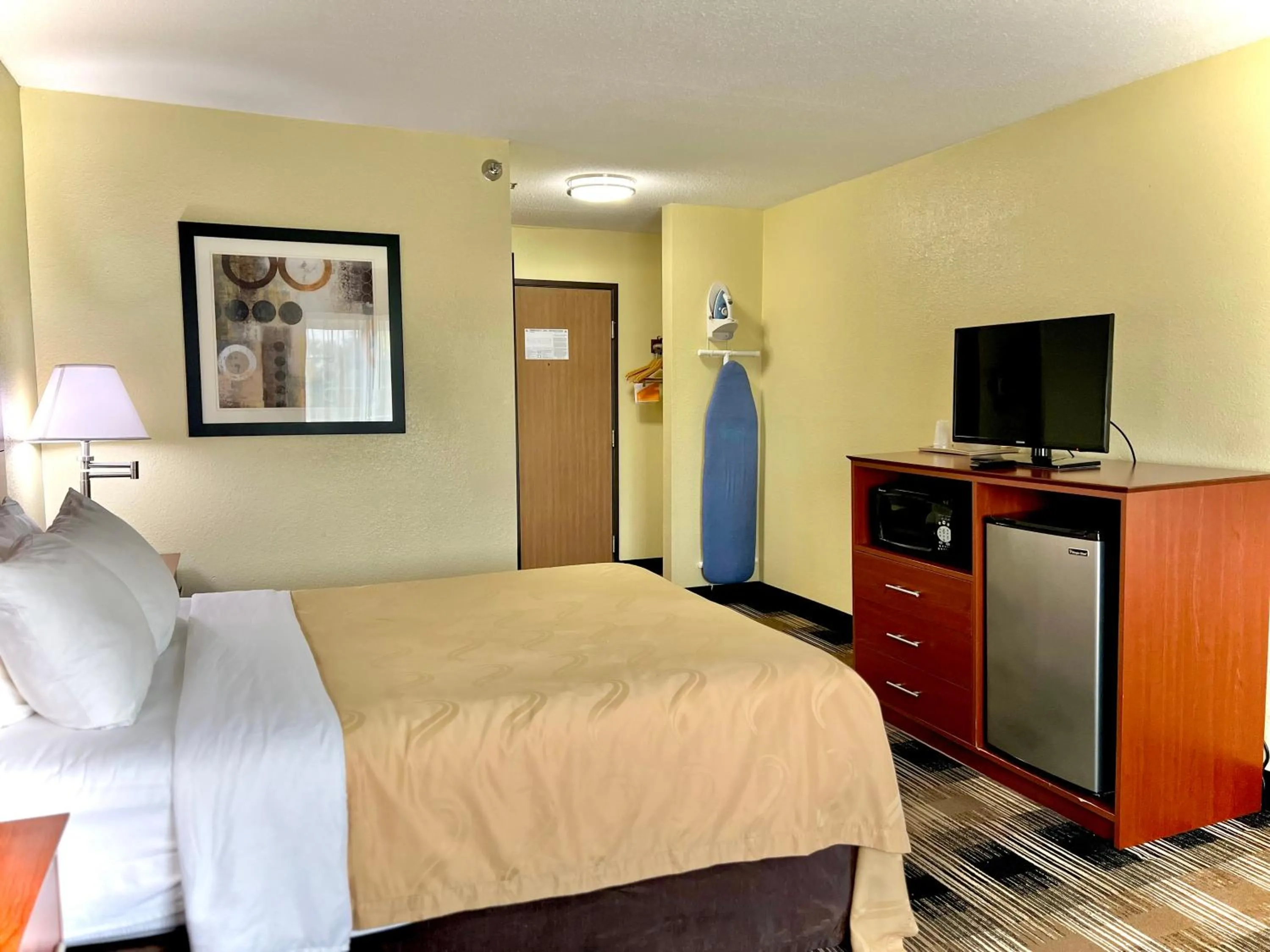 Bathroom, Bed in Quality Inn & Suites Wisconsin Dells Downtown - Waterparks Area