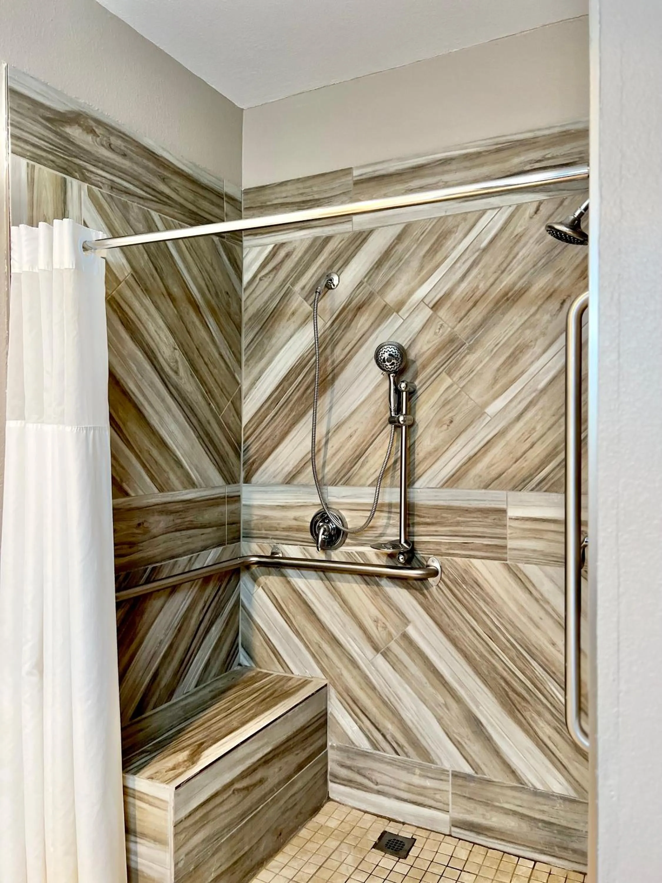 Shower in Quality Inn & Suites Wisconsin Dells Downtown - Waterparks Area