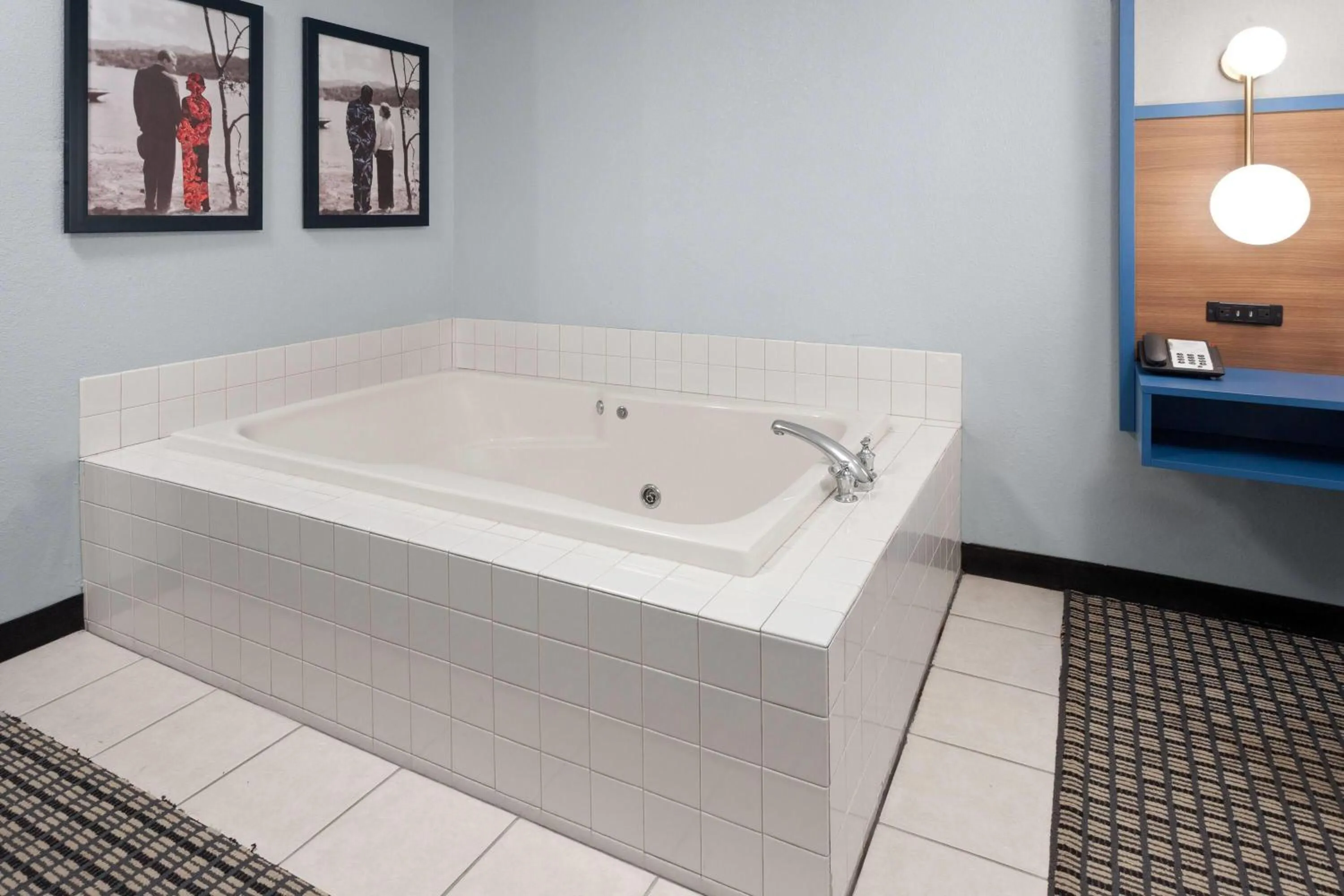 Bath in AmericInn by Wyndham Reedsburg