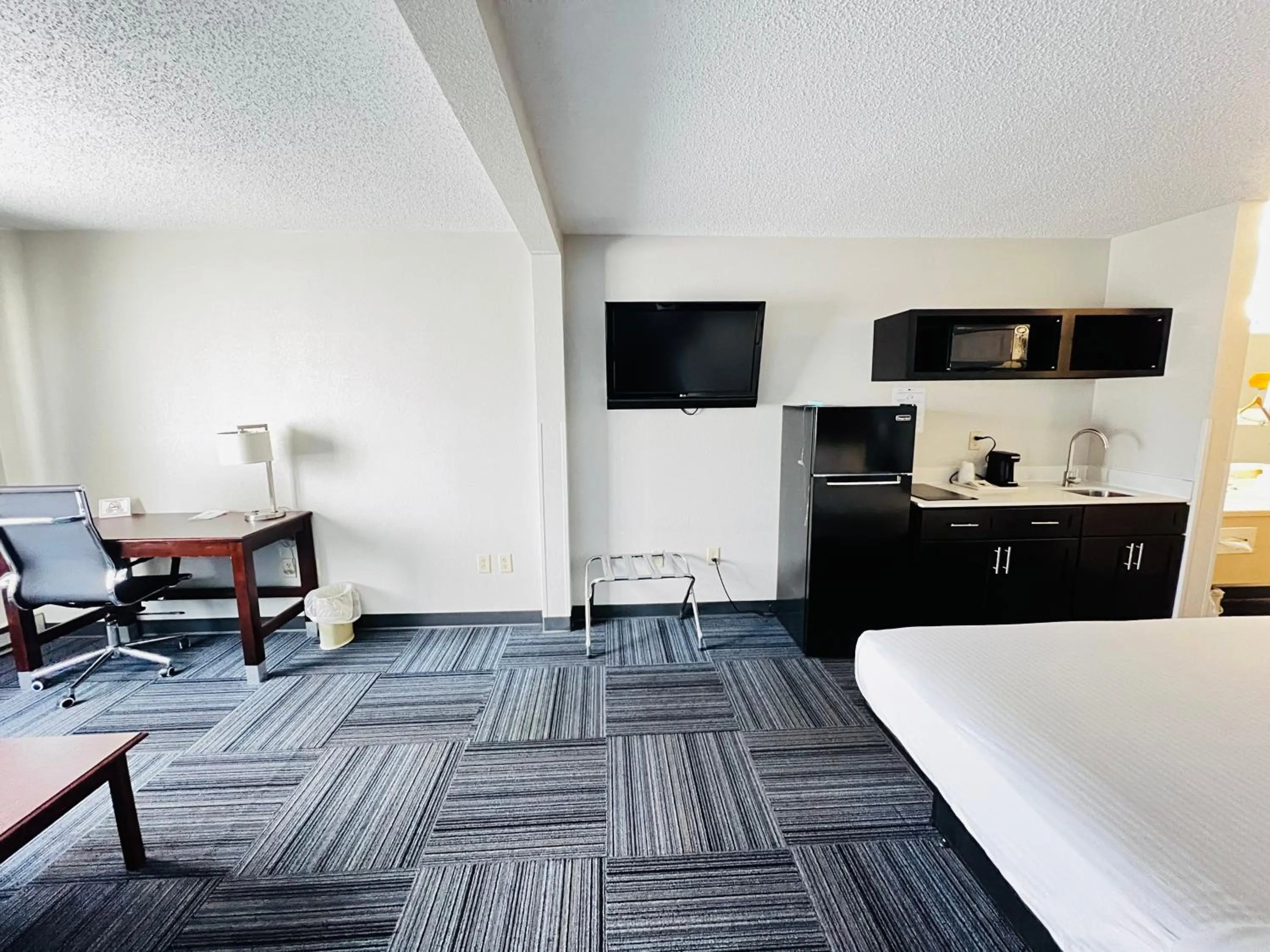 Bedroom, Bed in Baymont by Wyndham Marinette