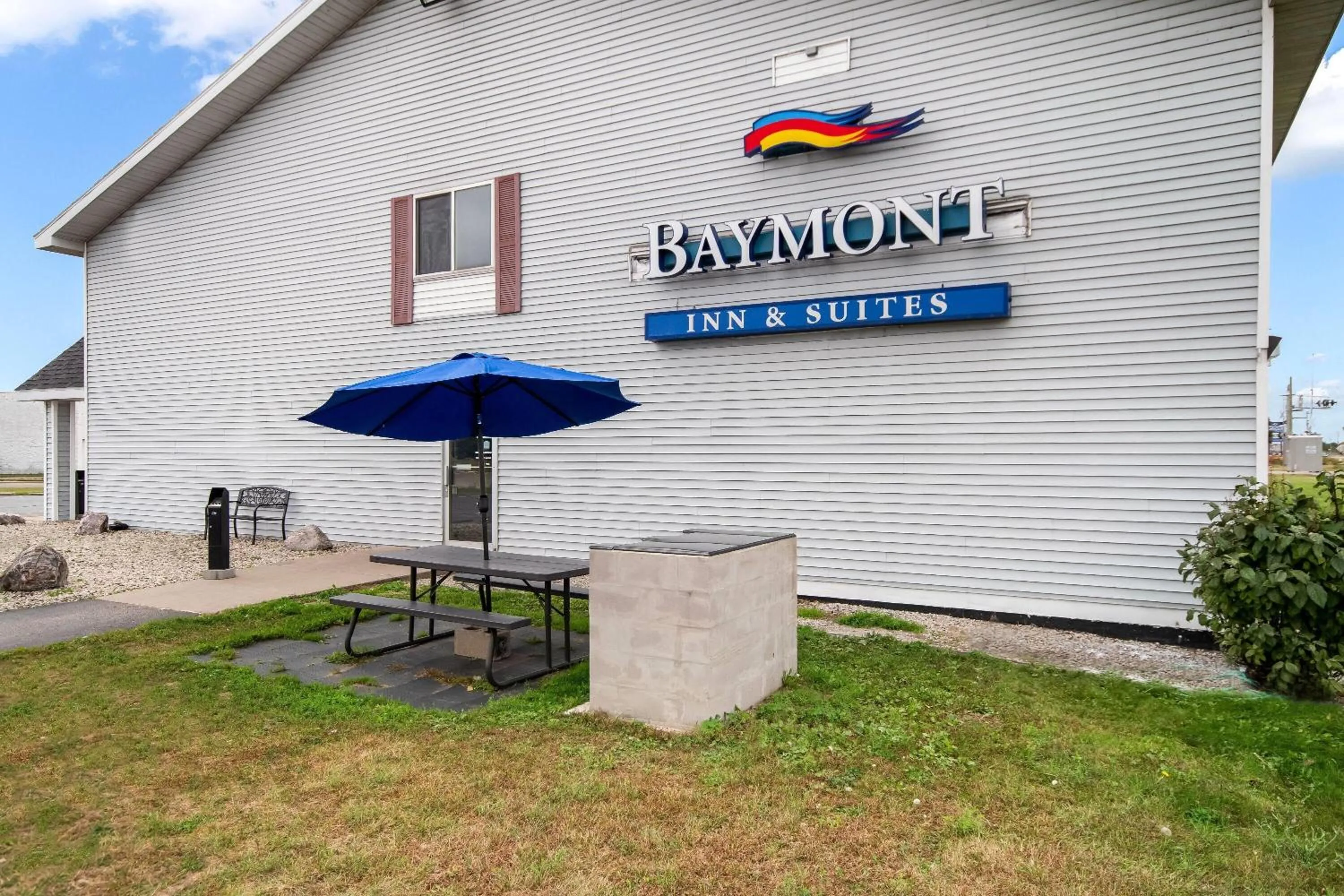 Inner courtyard view in Baymont by Wyndham Marinette