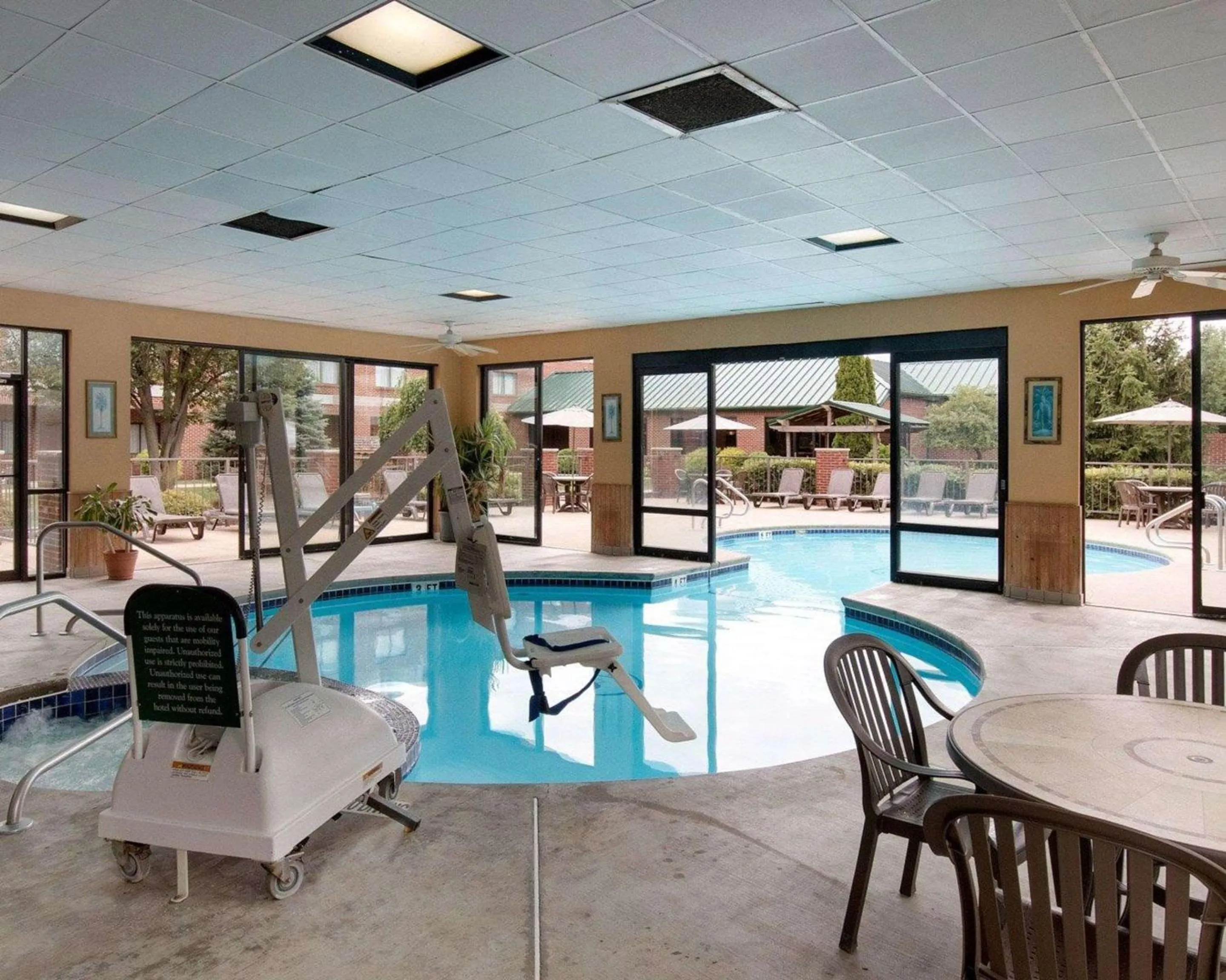 Swimming pool in Comfort Suites Parkersburg South