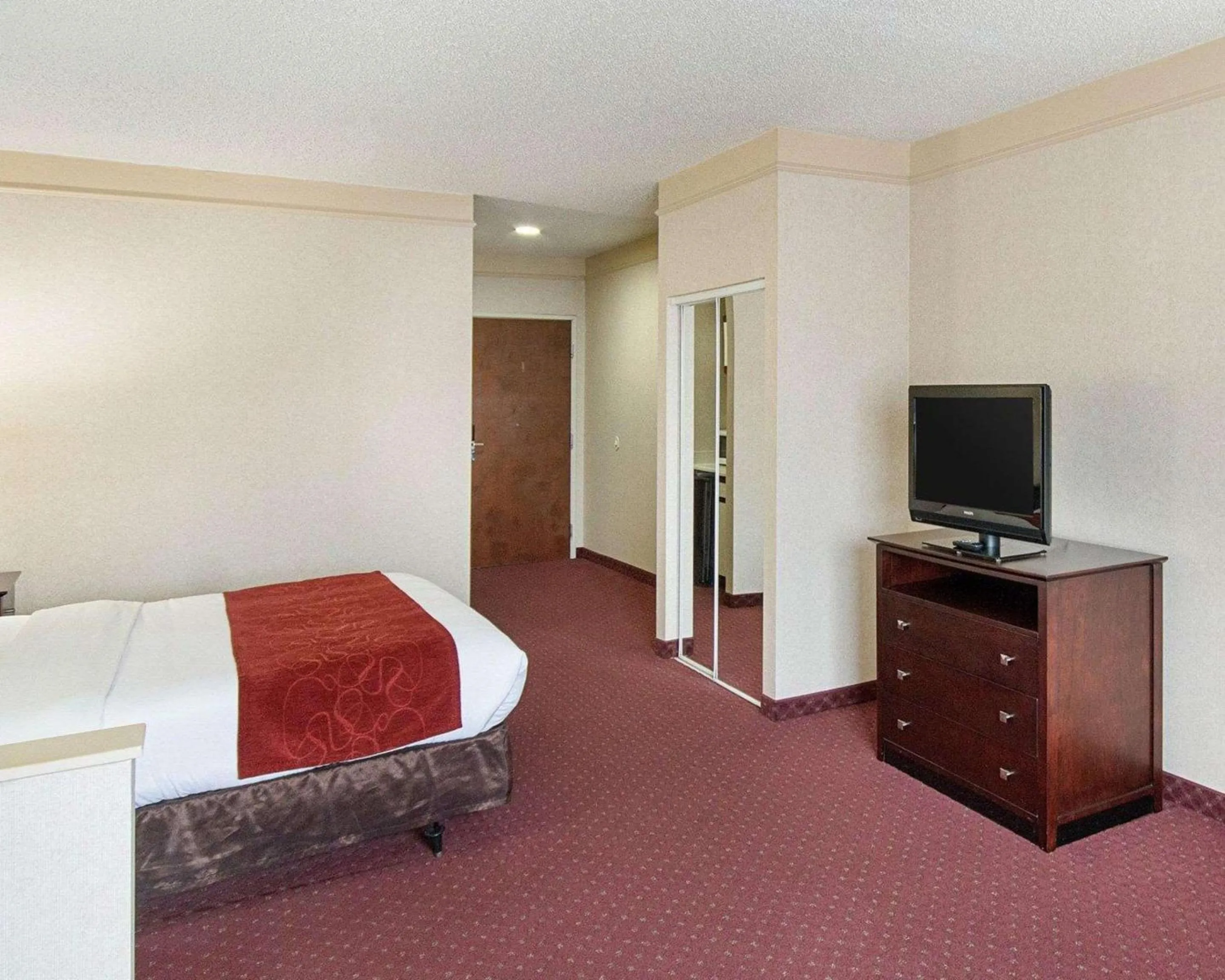Bedroom, Bed in Comfort Suites Parkersburg South