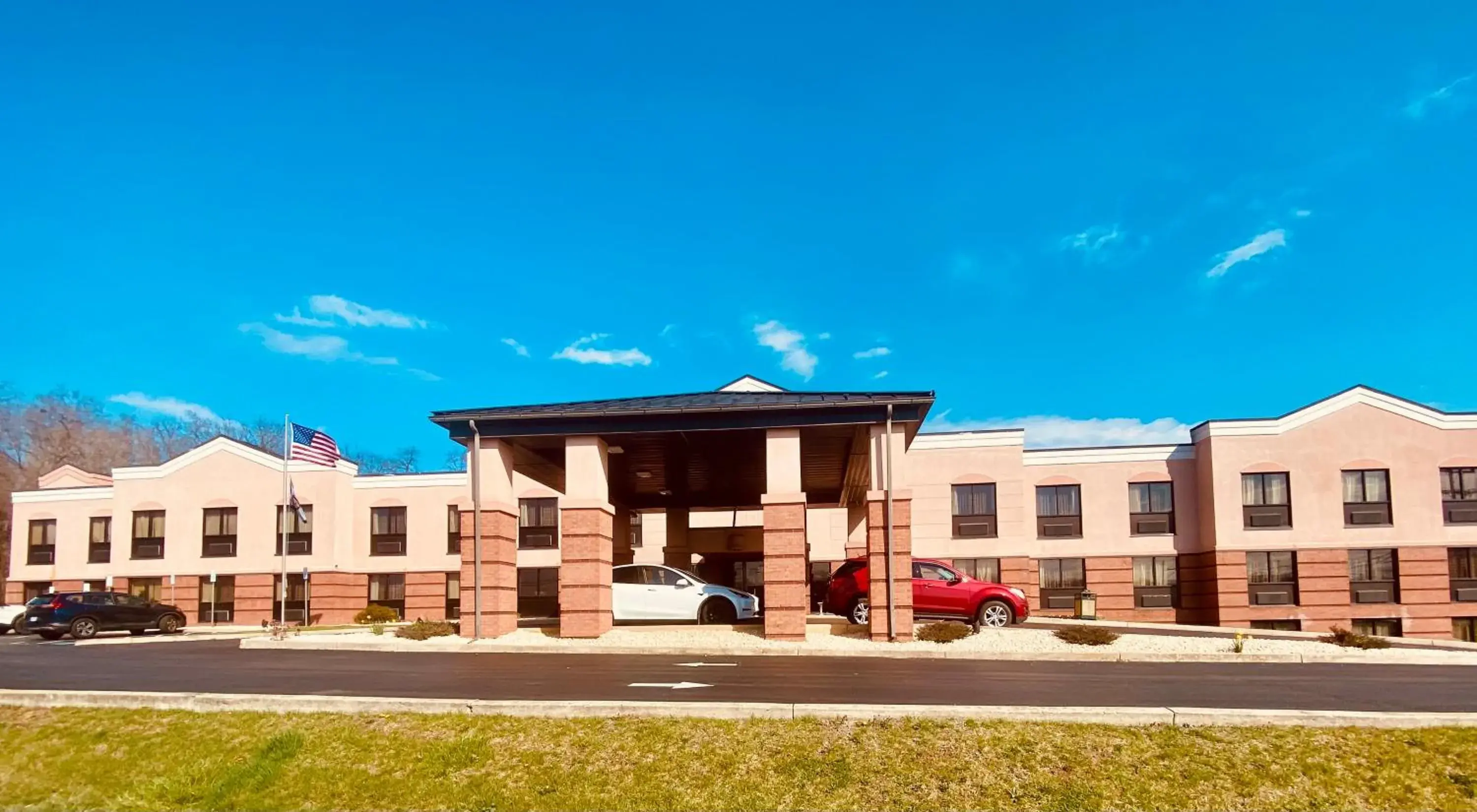 Property building in Quality Inn & Suites Kearneysville - Martinsburg Property building in Quality Inn & Suites Kearneysville - Martinsburg