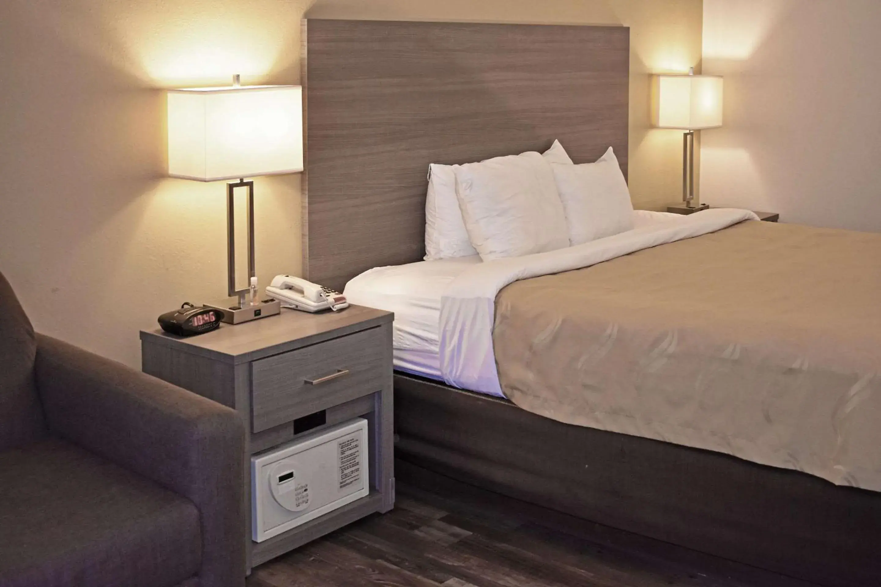 King Room - Non Smoking in Quality Inn & Suites Kearneysville - Martinsburg King Room - Non Smoking in Quality Inn & Suites Kearneysville - Martinsburg