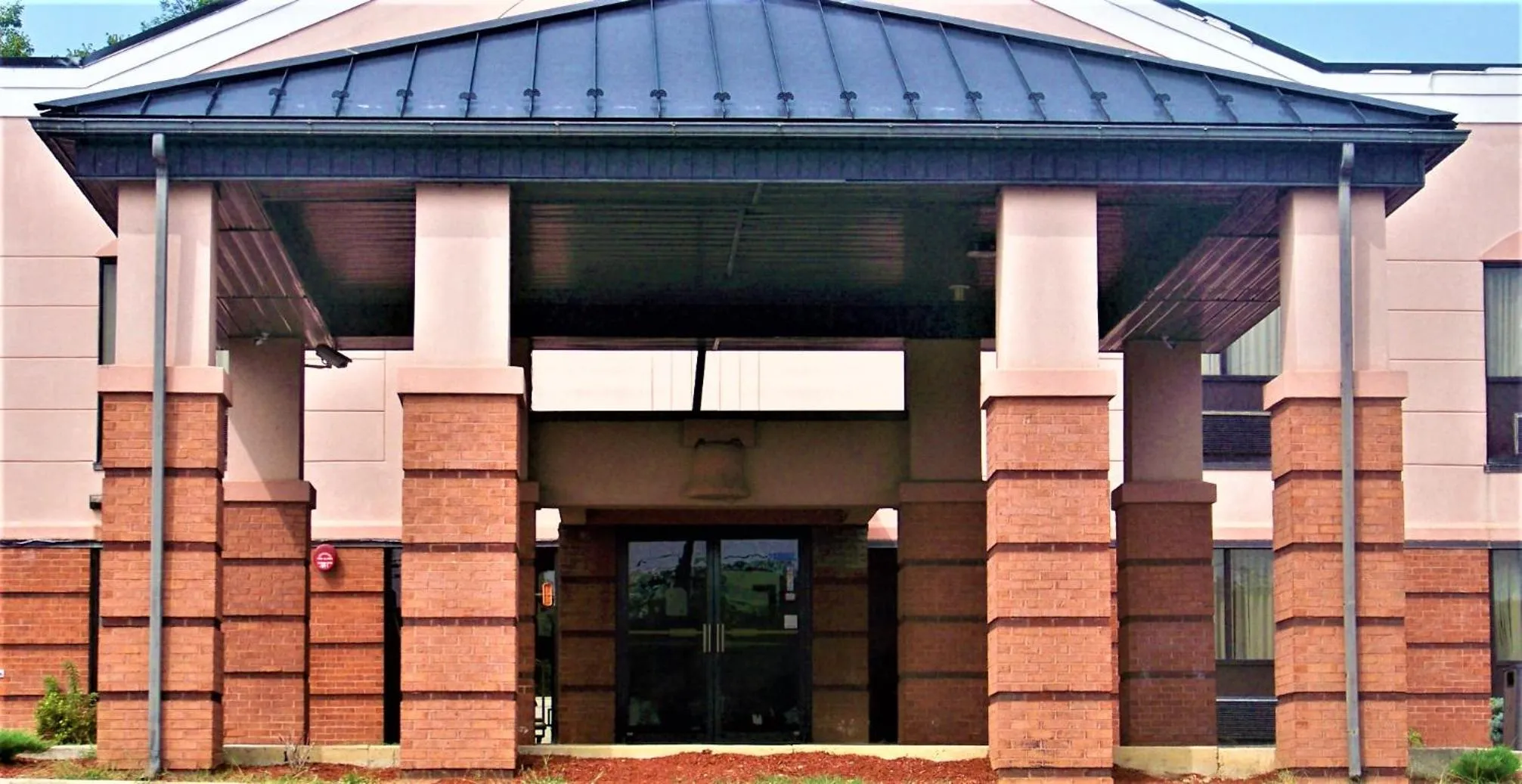 Property building in Quality Inn & Suites Kearneysville - Martinsburg