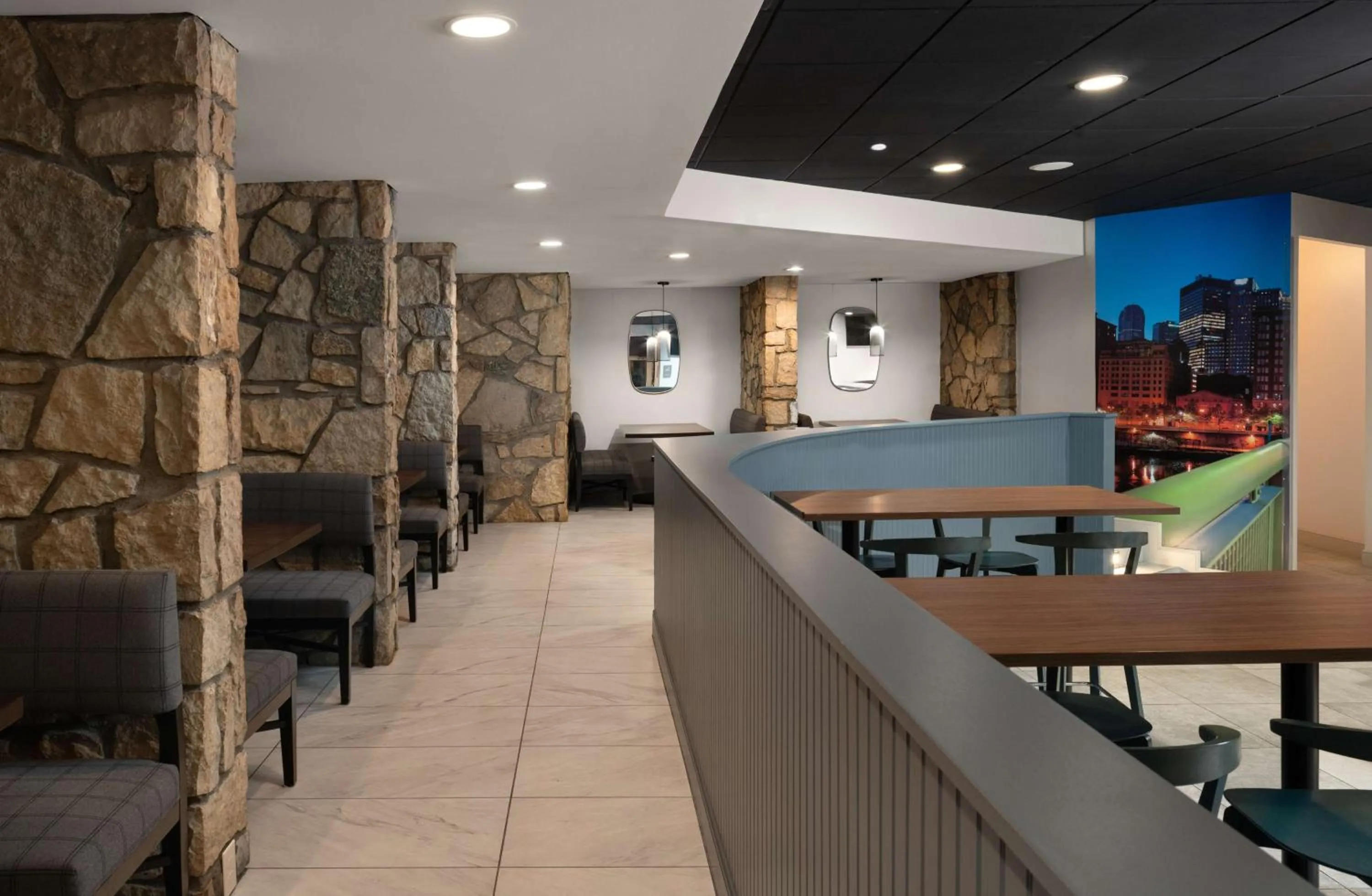 Lounge or bar in DoubleTree by Hilton Pittsburgh Airport