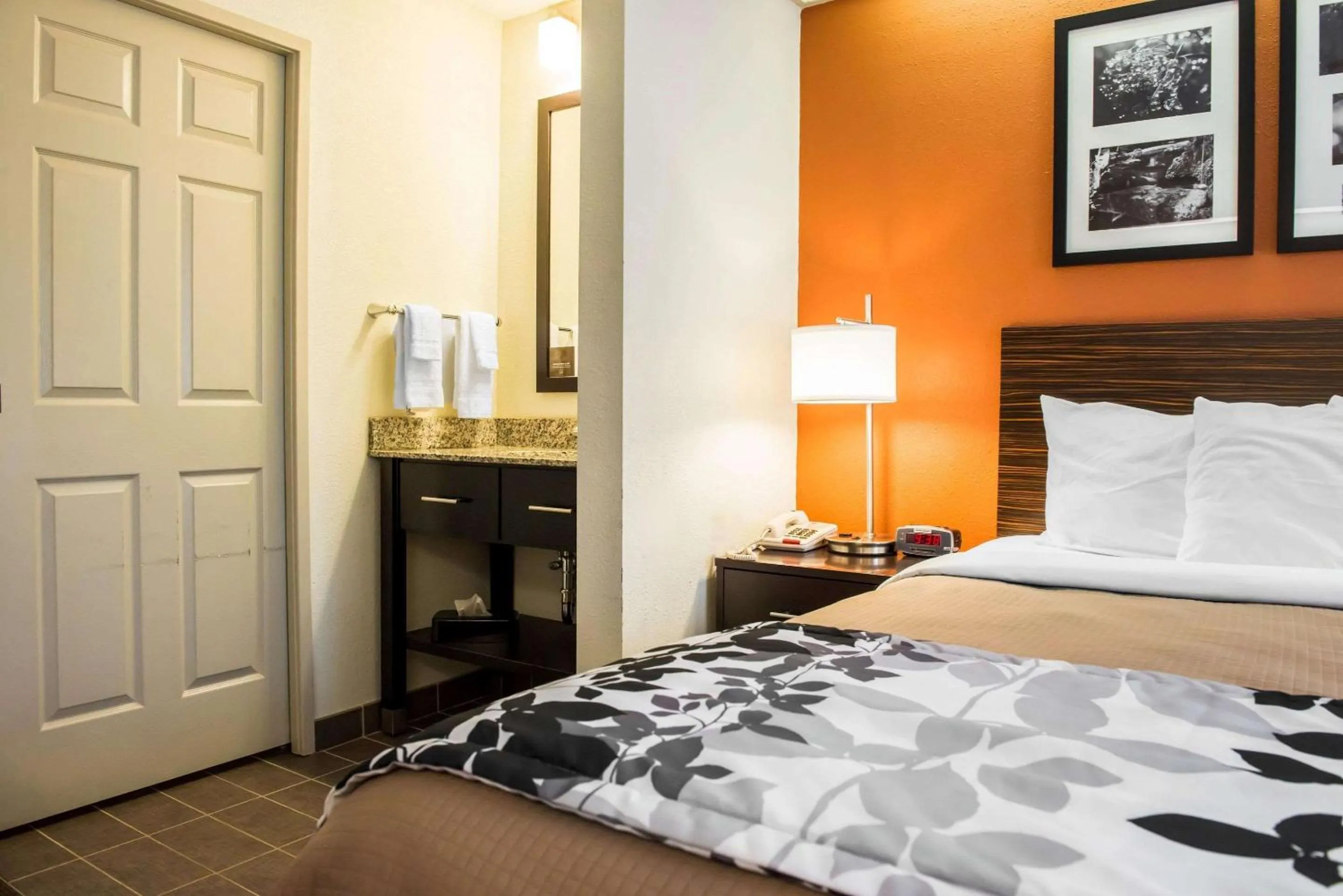 Photo of the whole room, Bed in Quality Inn Bridgeport-Clarksburg