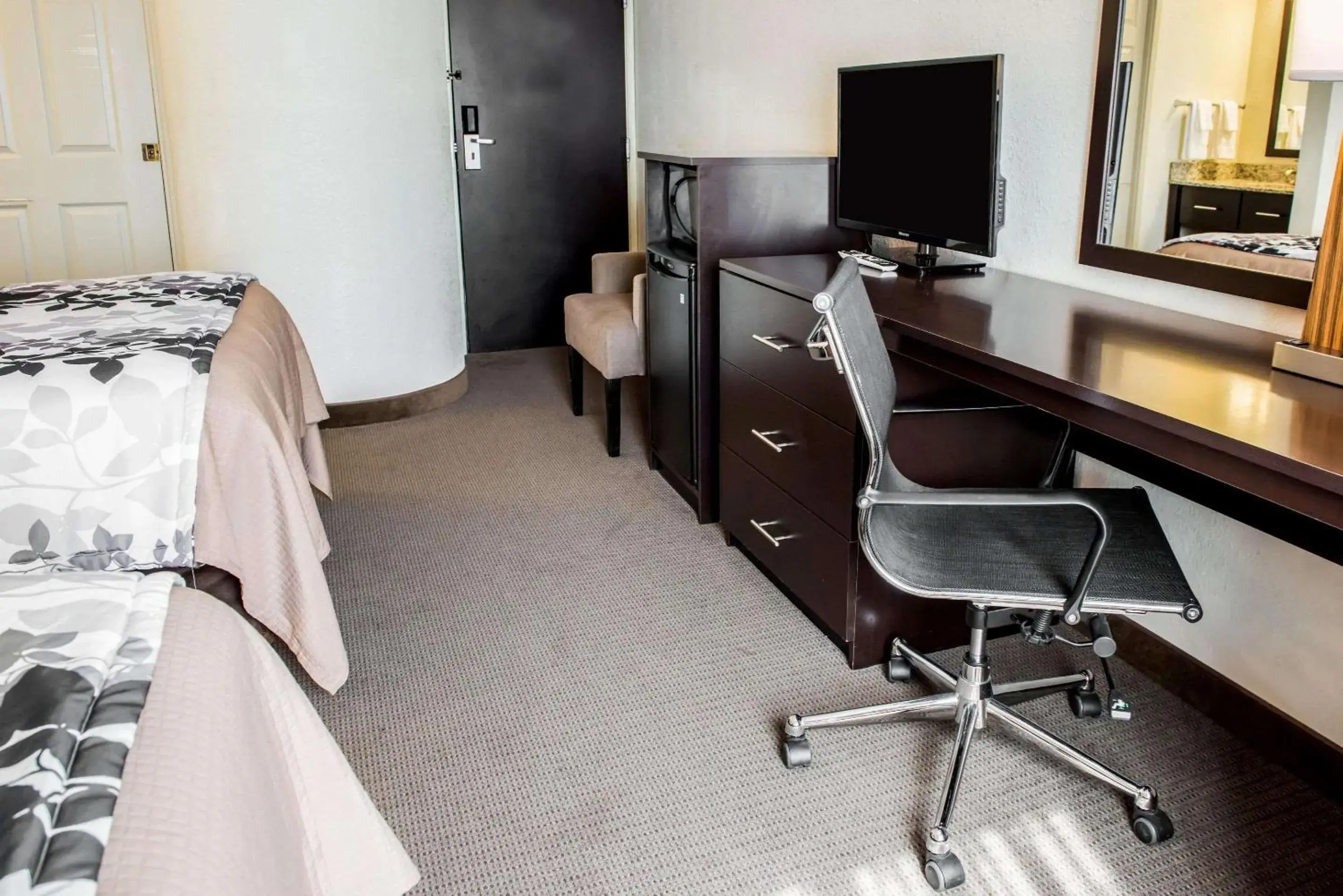 Photo of the whole room, Bed in Quality Inn Bridgeport-Clarksburg Photo of the whole room, Bed in Quality Inn Bridgeport-Clarksburg