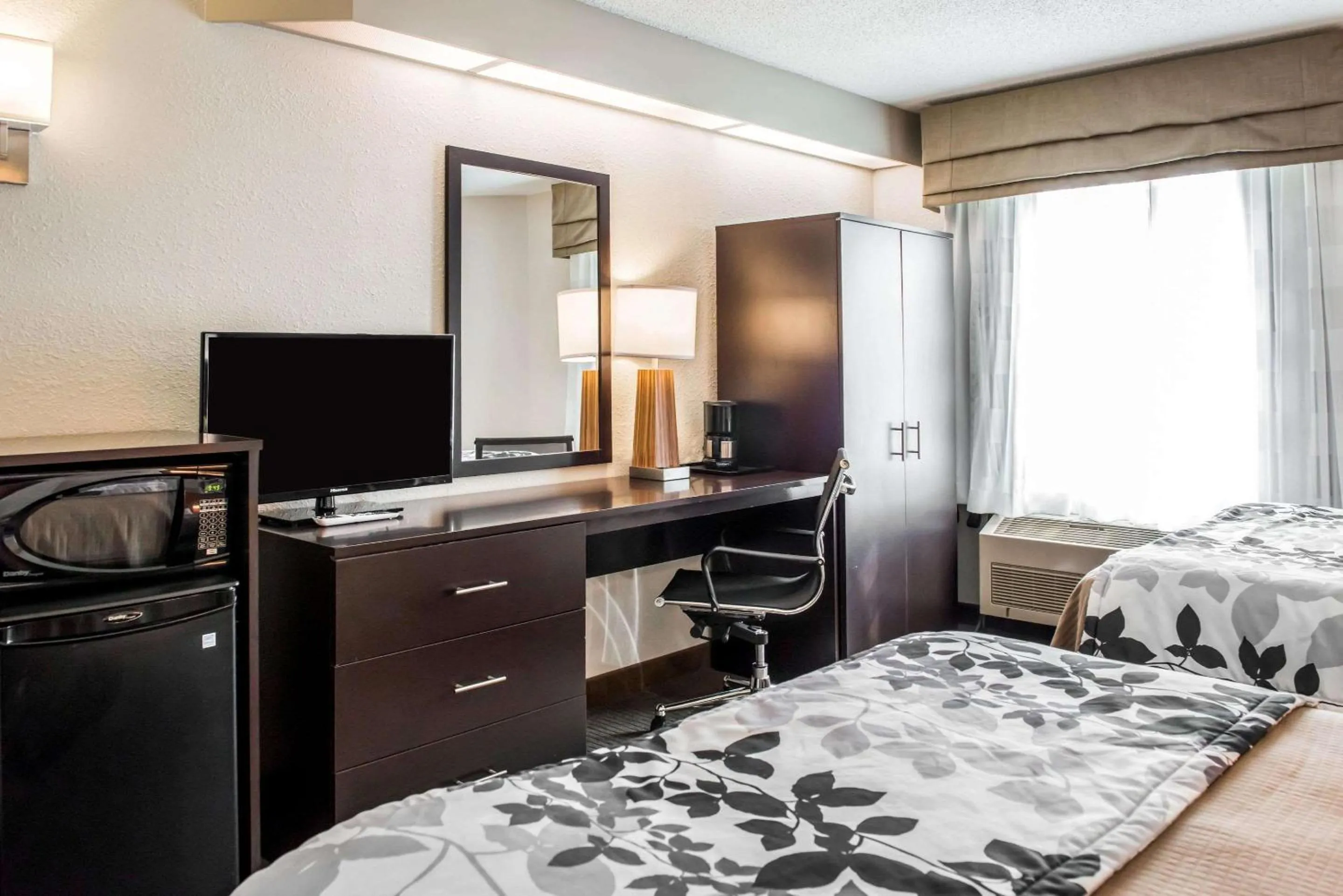 Photo of the whole room, Bed in Quality Inn Bridgeport-Clarksburg