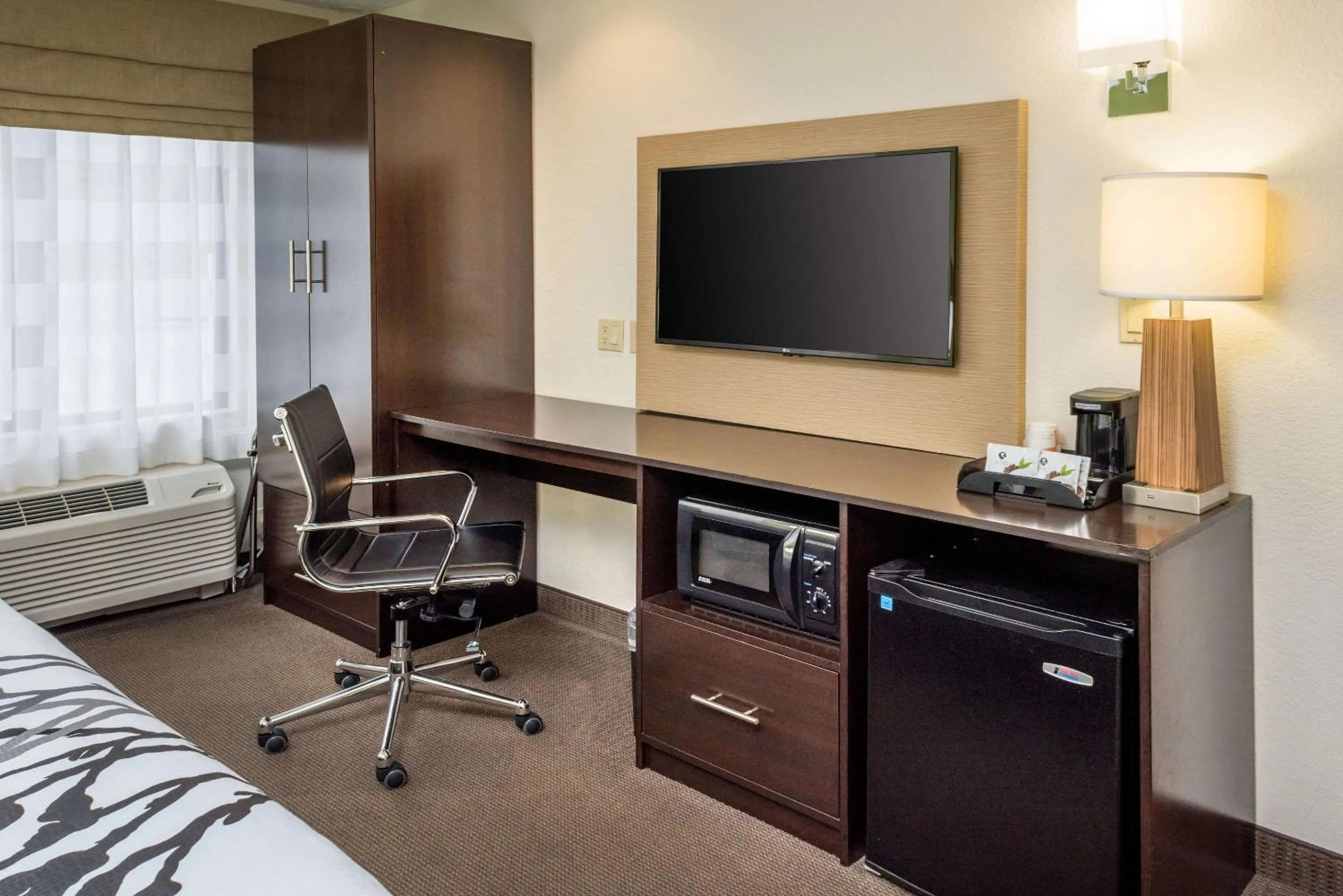 Photo of the whole room, Bed in Sleep Inn & Suites Cross Lanes - South Charleston