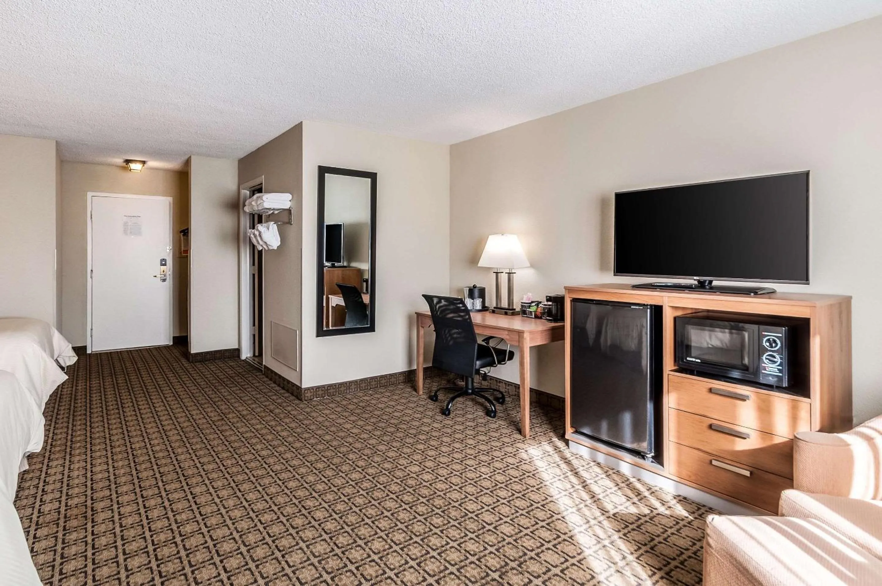 Bedroom, Bed in Clarion Inn Harpers Ferry-Charles Town