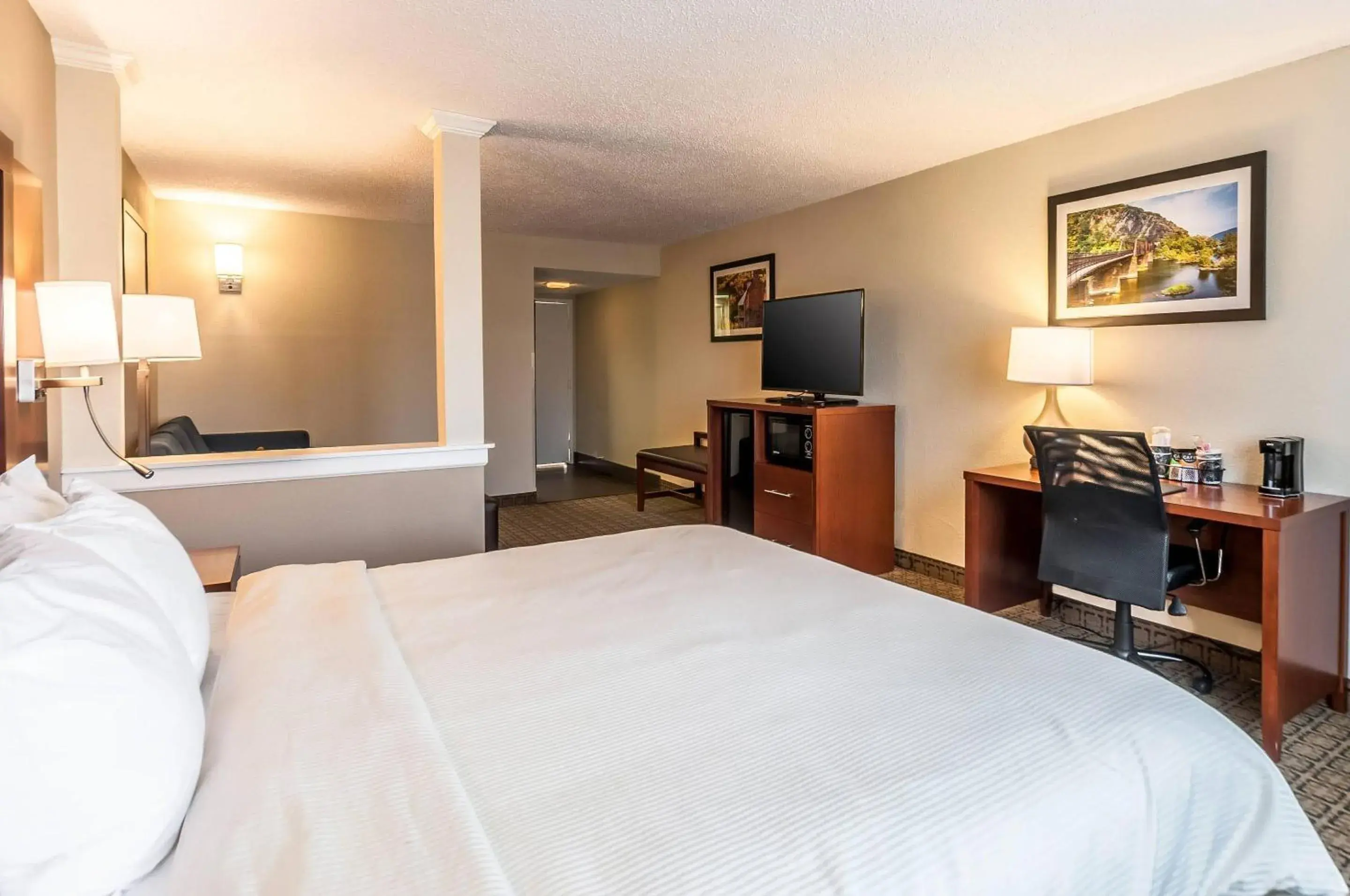 Bedroom, Bed in Clarion Inn Harpers Ferry-Charles Town Bedroom, Bed in Clarion Inn Harpers Ferry-Charles Town