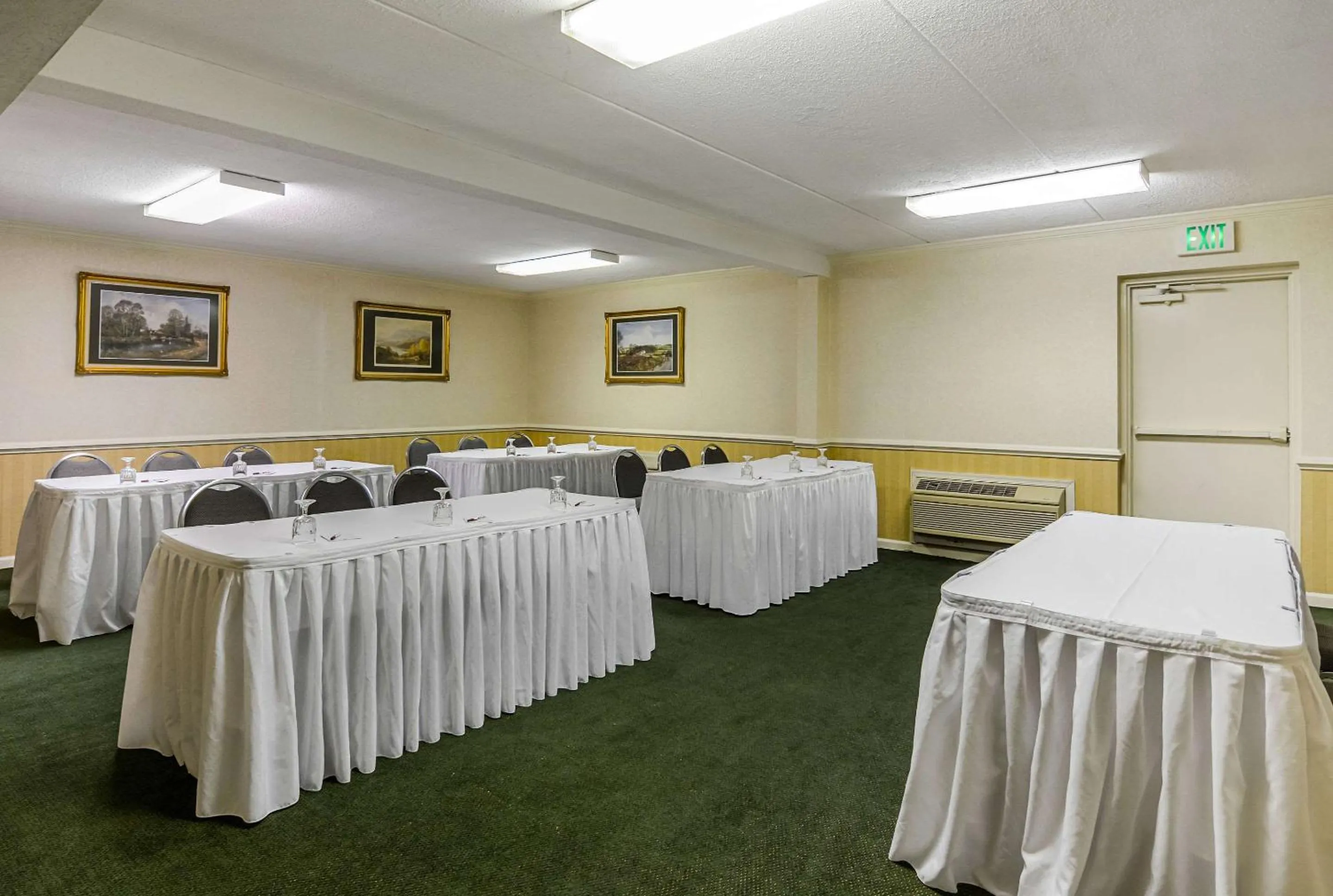 Meeting/conference room in Clarion Inn Harpers Ferry-Charles Town