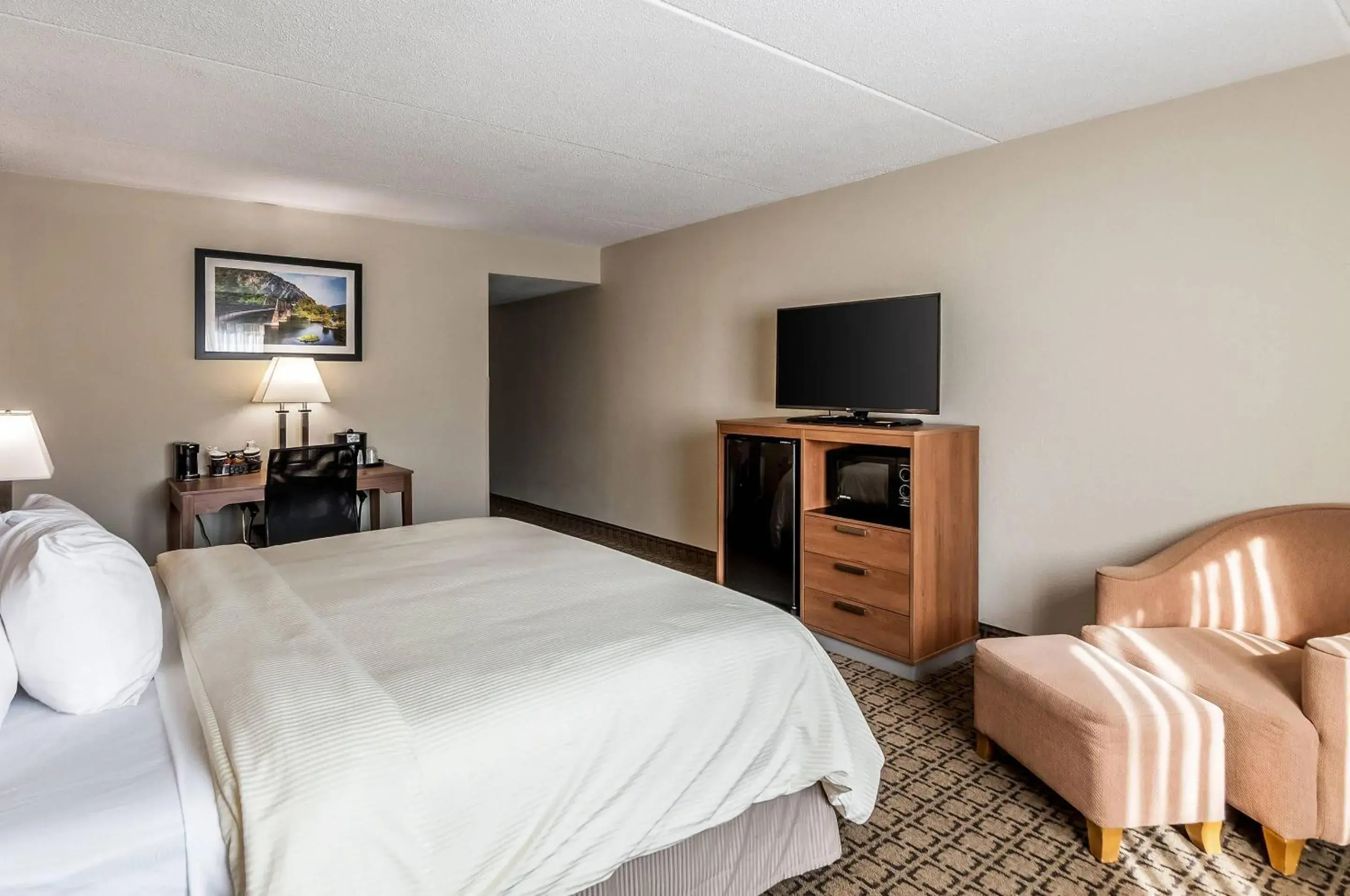 Standard King Room - Non-Smoking in Clarion Inn Harpers Ferry-Charles Town Standard King Room - Non-Smoking in Clarion Inn Harpers Ferry-Charles Town