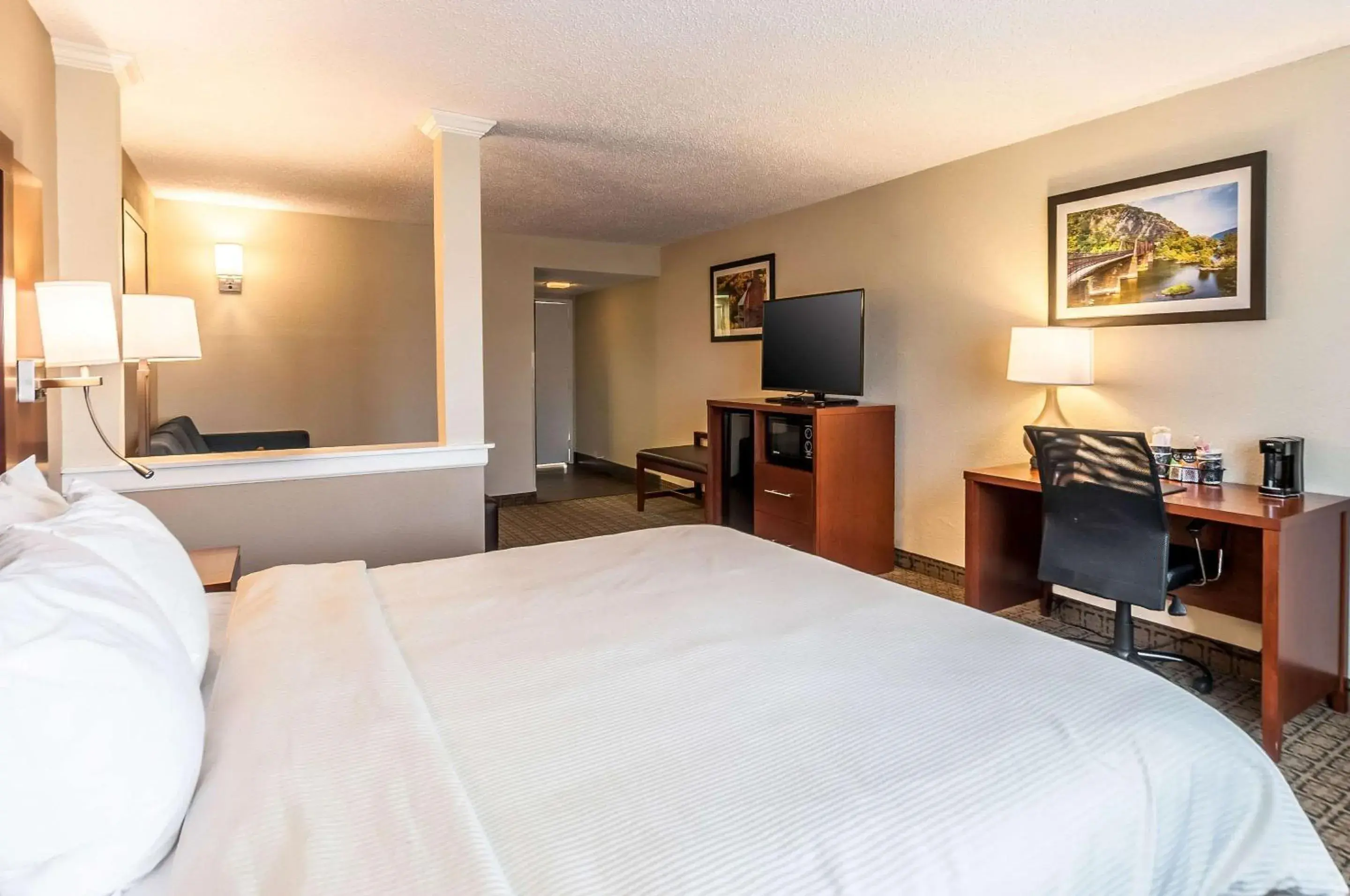 Bedroom, Bed in Clarion Inn Harpers Ferry-Charles Town Bedroom, Bed in Clarion Inn Harpers Ferry-Charles Town