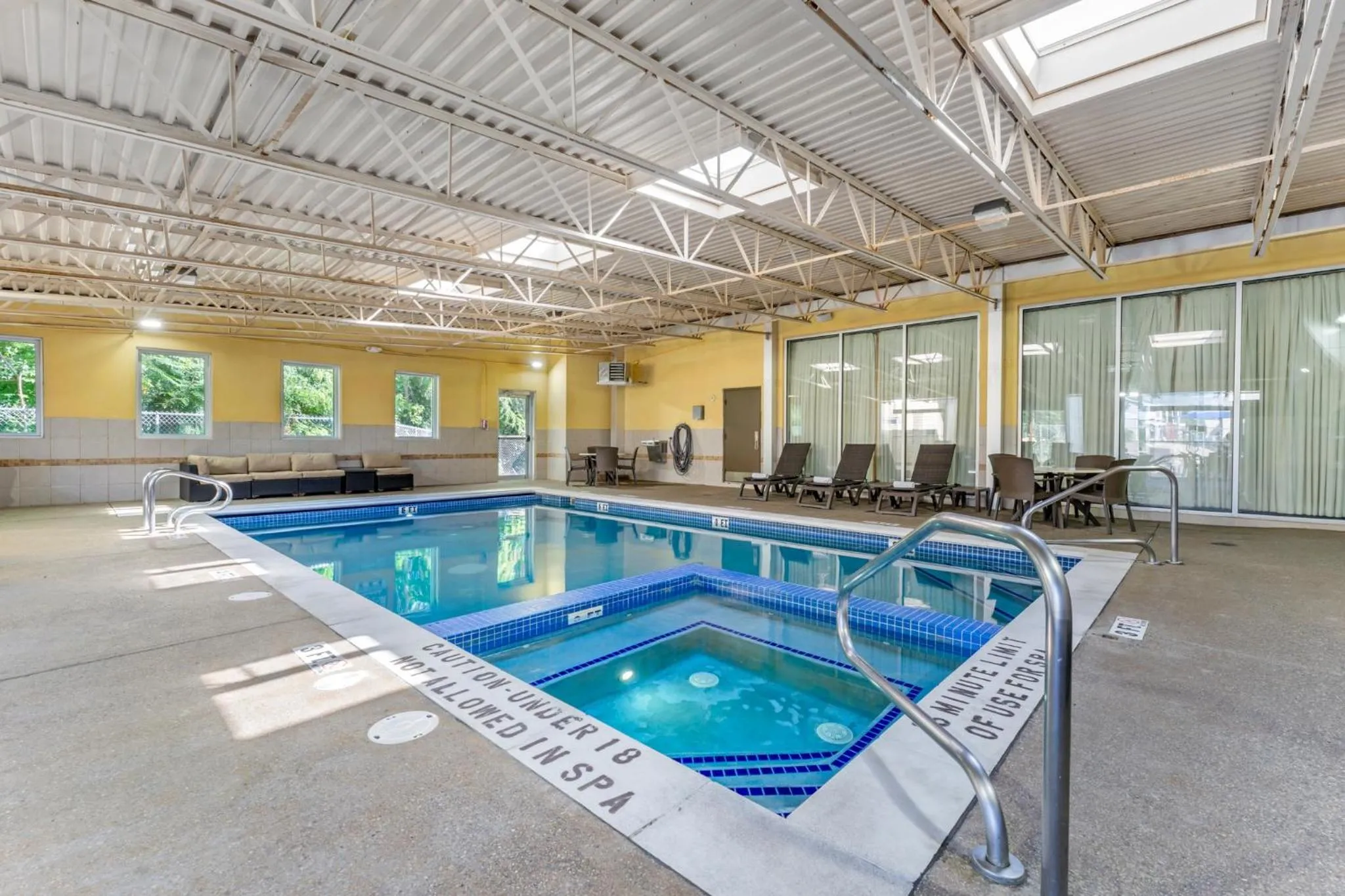 Swimming pool in Comfort Inn & Suites Triadelphia - Wheeling