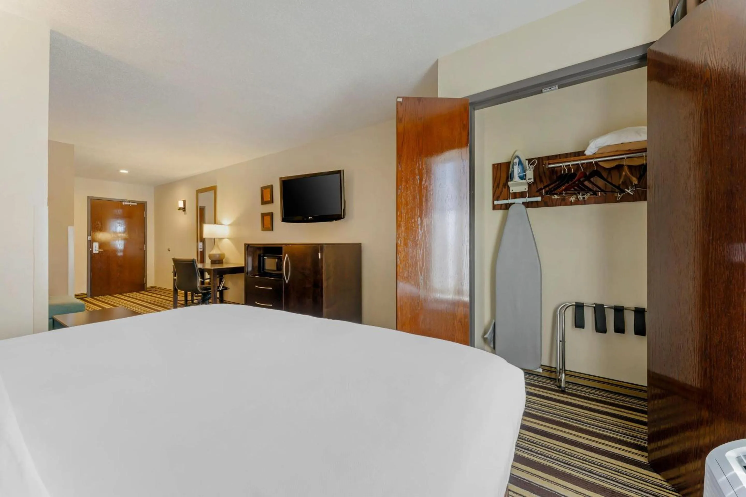 Bedroom, Bed in Comfort Inn & Suites Triadelphia - Wheeling