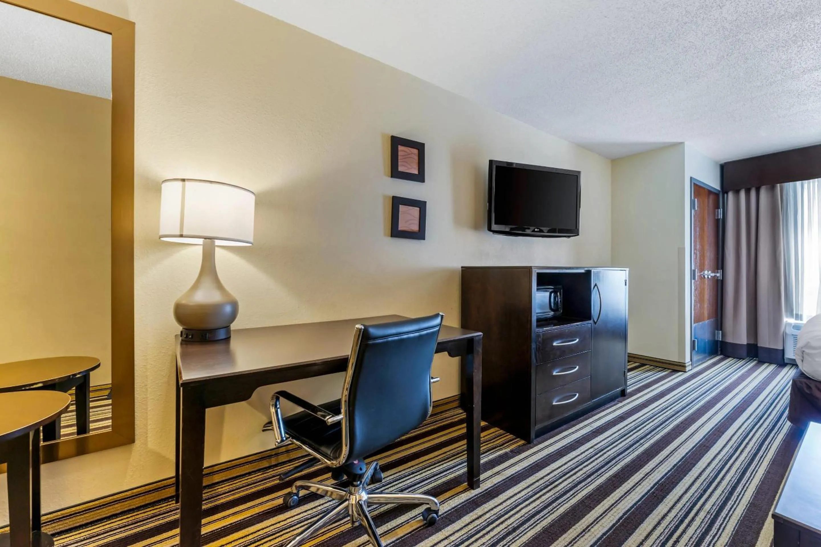Bedroom in Comfort Inn & Suites Triadelphia - Wheeling