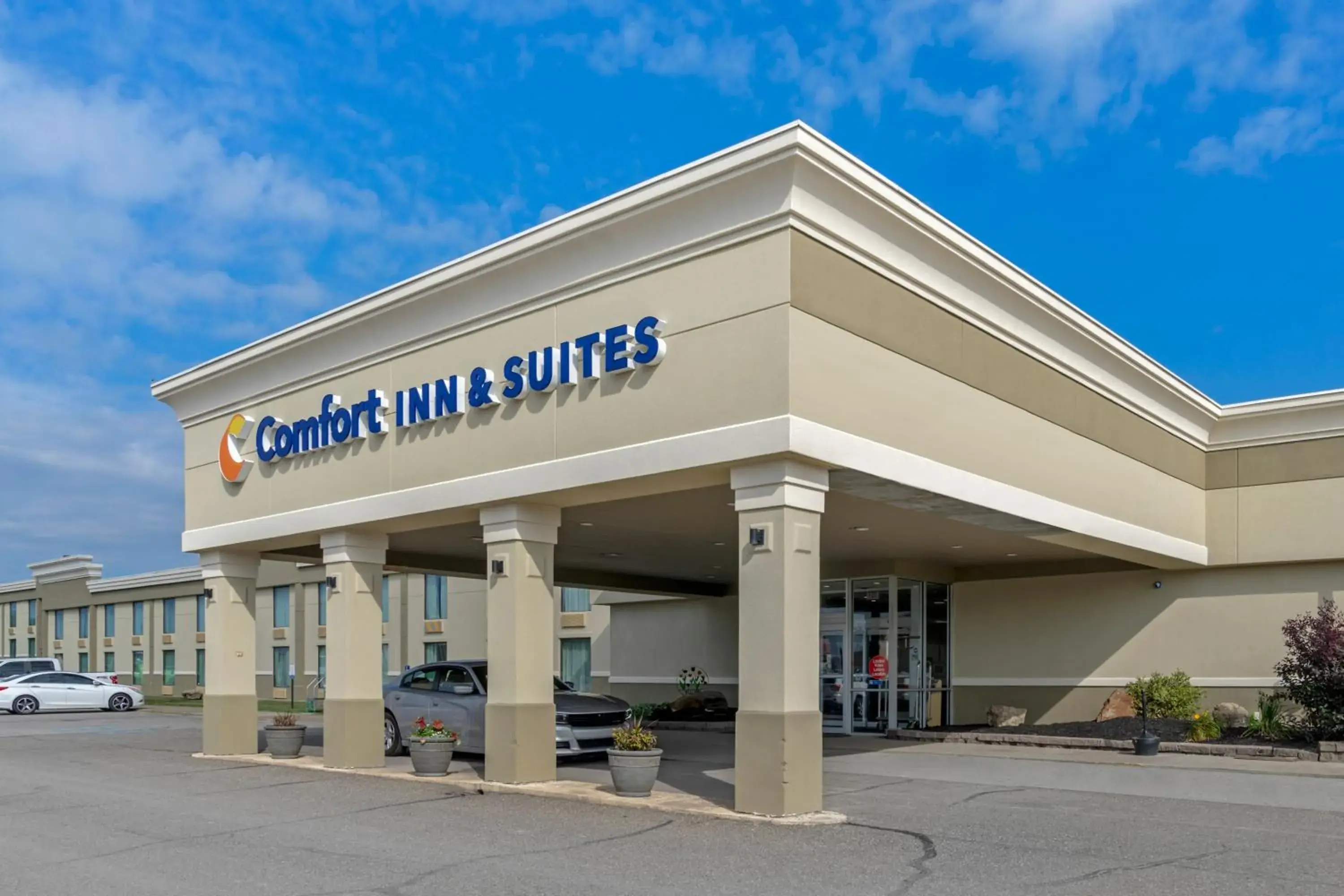 Property building in Comfort Inn & Suites Triadelphia - Wheeling Property building in Comfort Inn & Suites Triadelphia - Wheeling