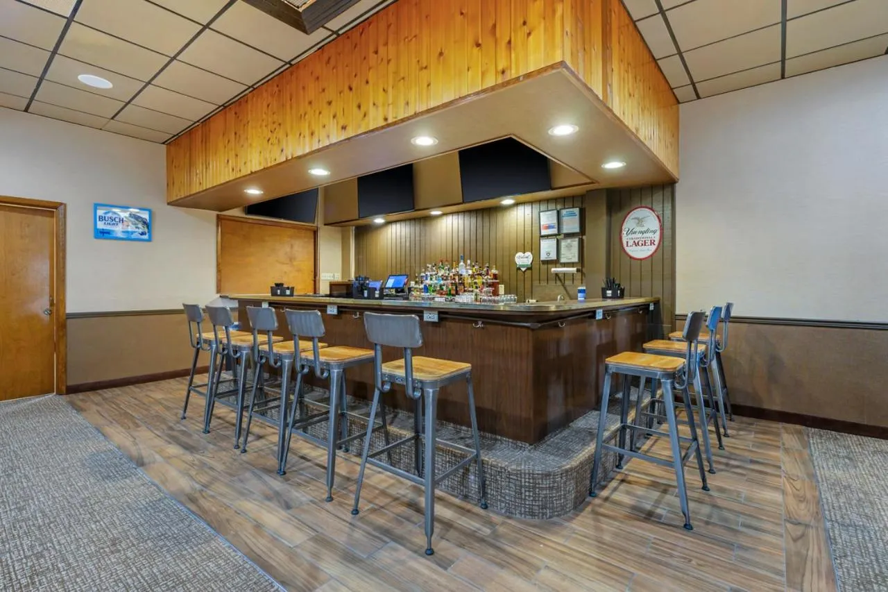 Lounge or bar in Comfort Inn & Suites Triadelphia - Wheeling