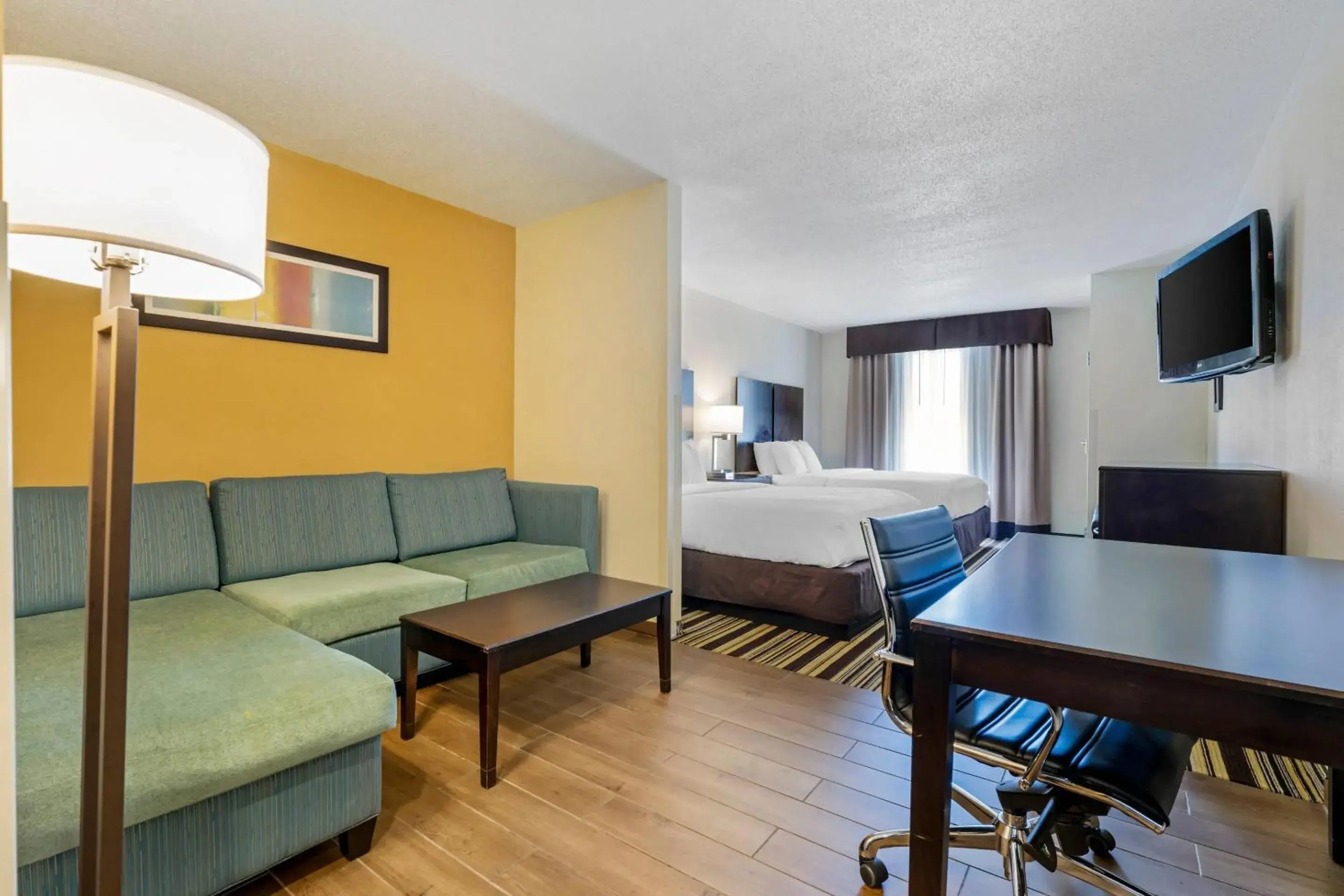 Bedroom, Bed in Comfort Inn & Suites Triadelphia - Wheeling Bedroom, Bed in Comfort Inn & Suites Triadelphia - Wheeling