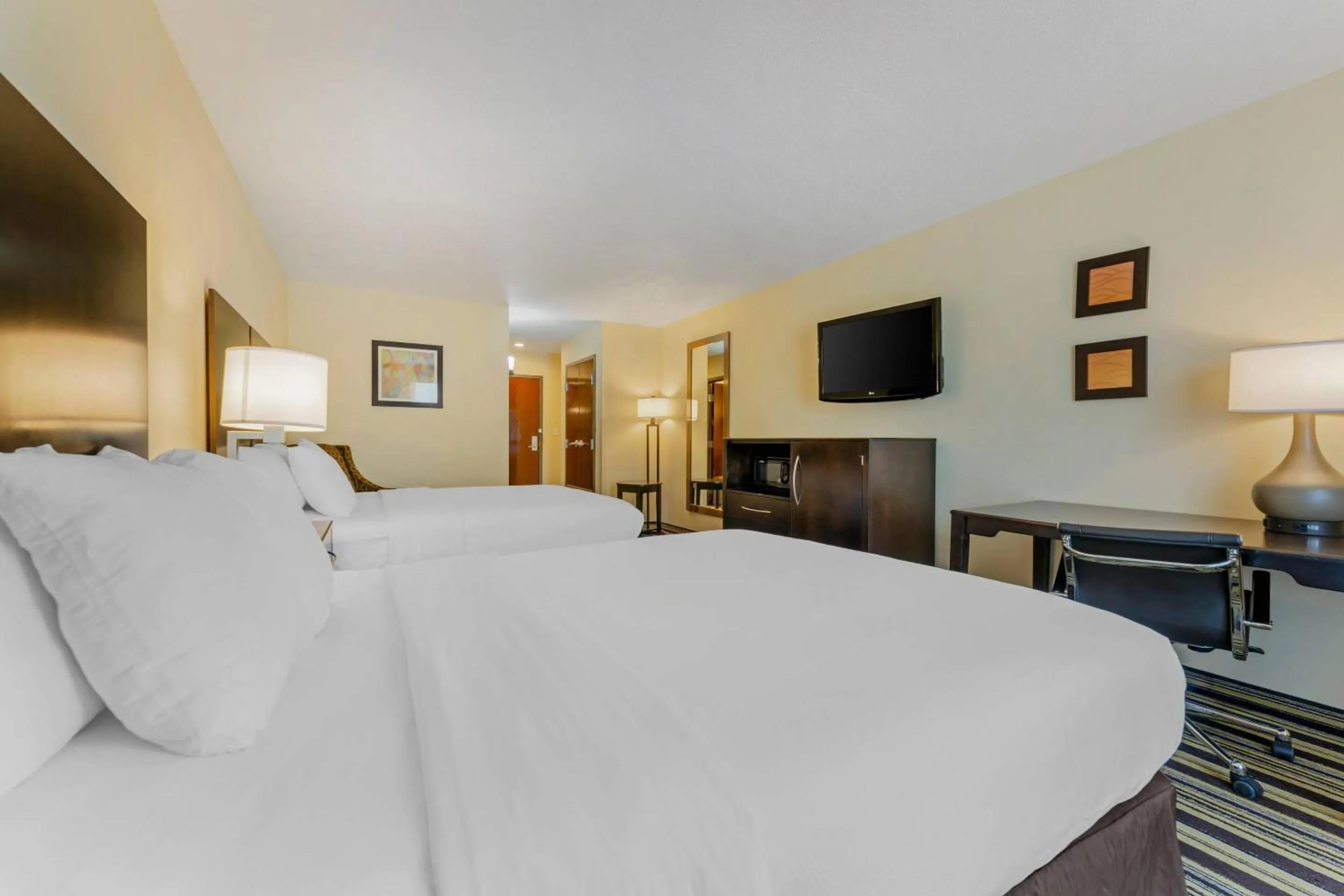 Bedroom, Bed in Comfort Inn & Suites Triadelphia - Wheeling